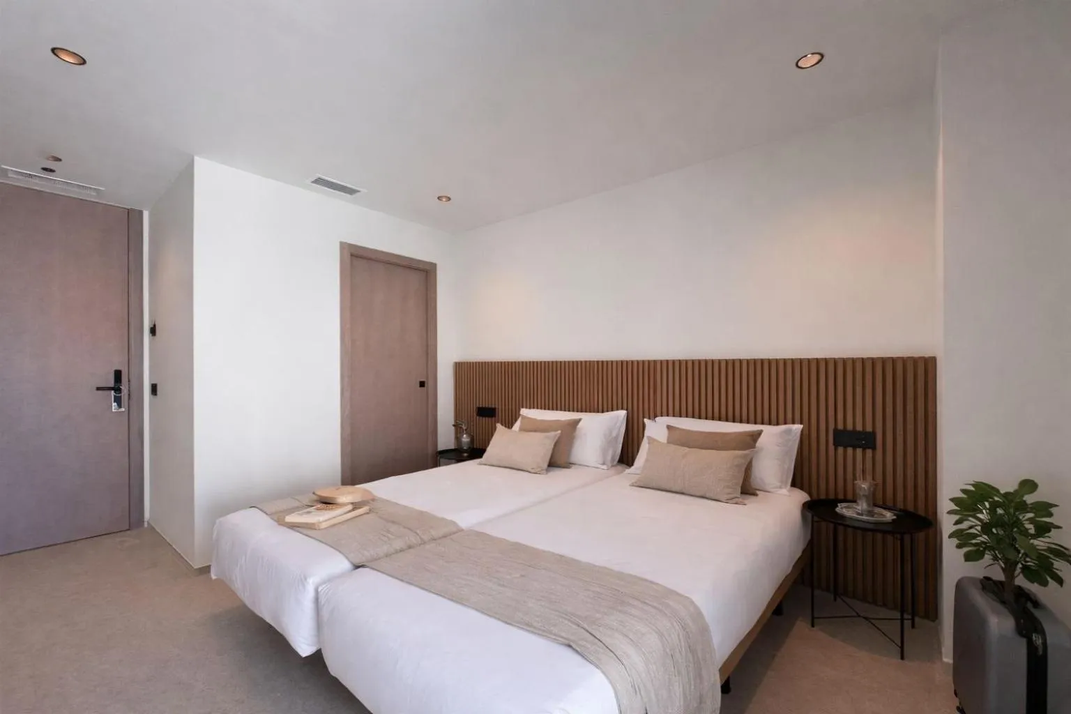 Bed in Hugo Beach Hotel & Apartments