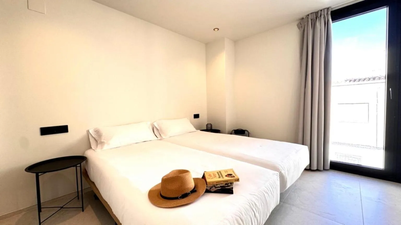 Bed in Hugo Beach Hotel & Apartments