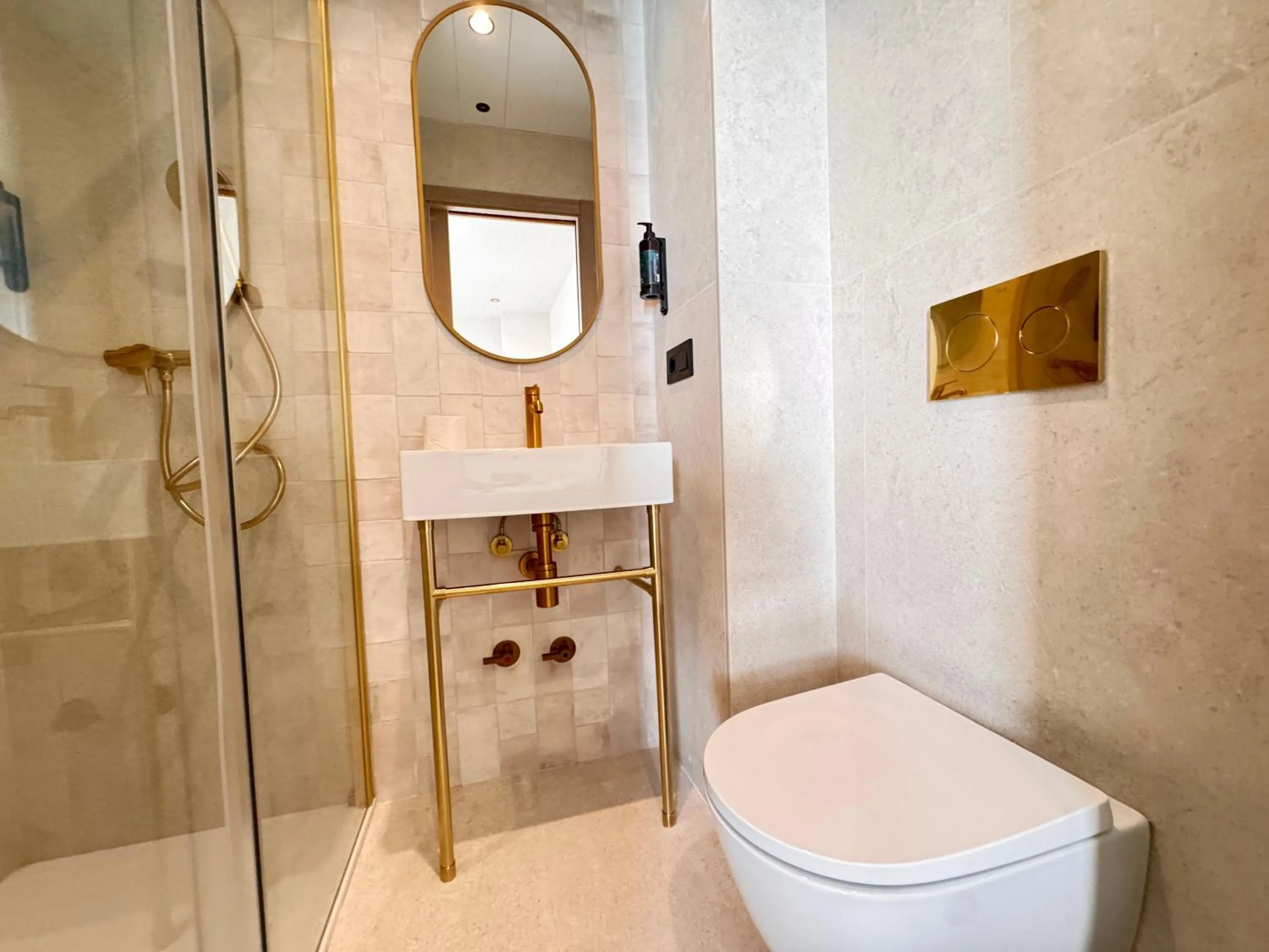 Hugo Beach Hotel & Apartments