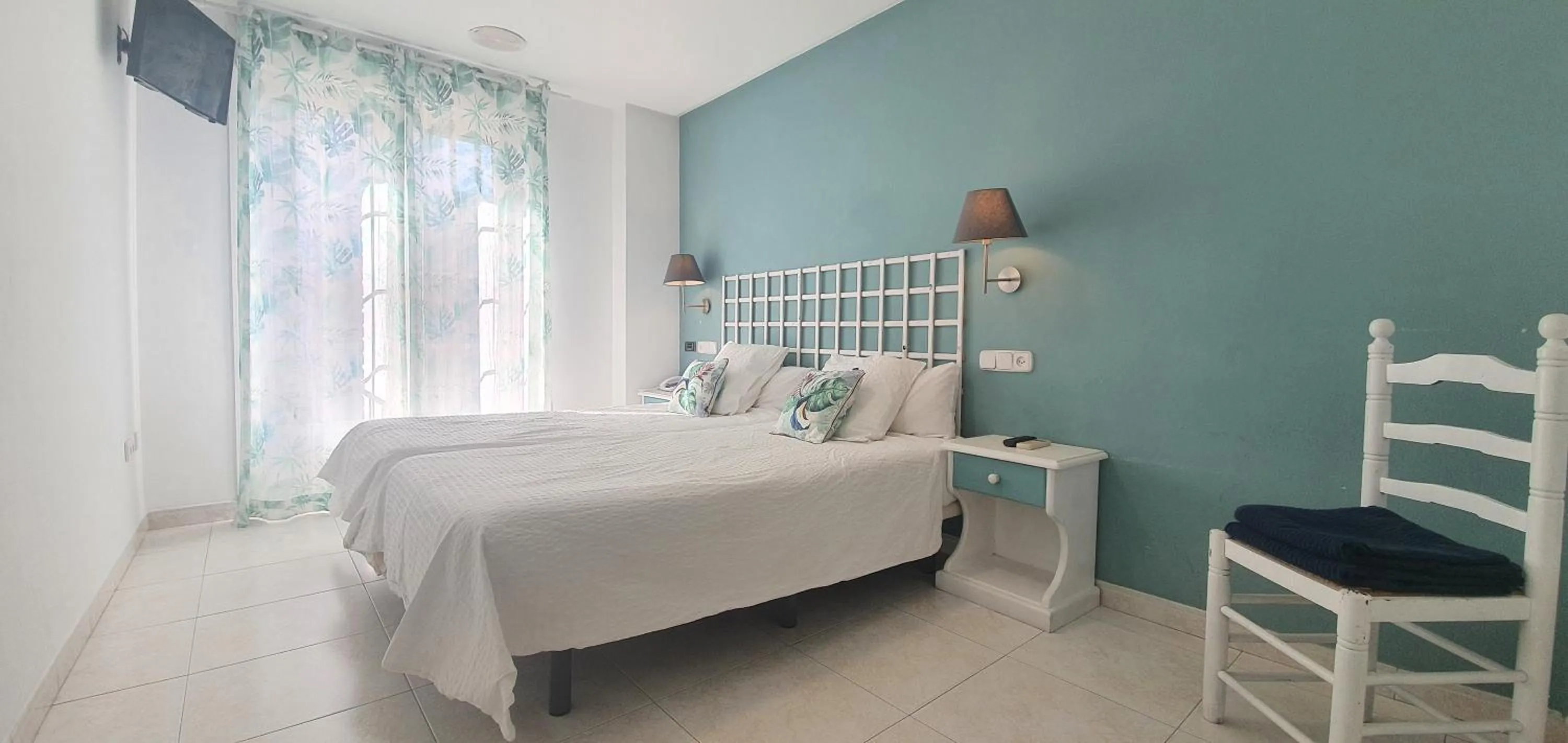 Bedroom, Bed in Hugo Beach Hotel & Apartments