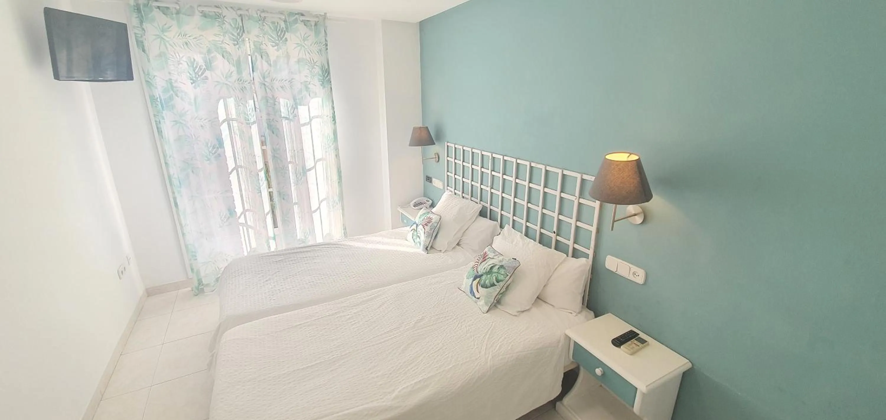 Bedroom, Bed in Hugo Beach Hotel & Apartments