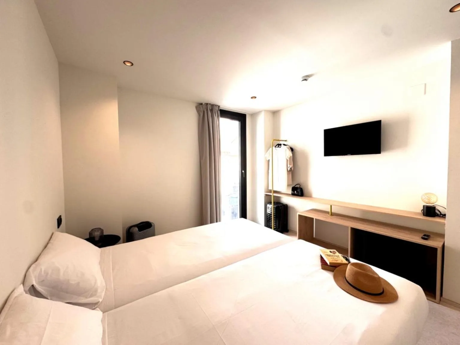 Bed in Hugo Beach Hotel & Apartments