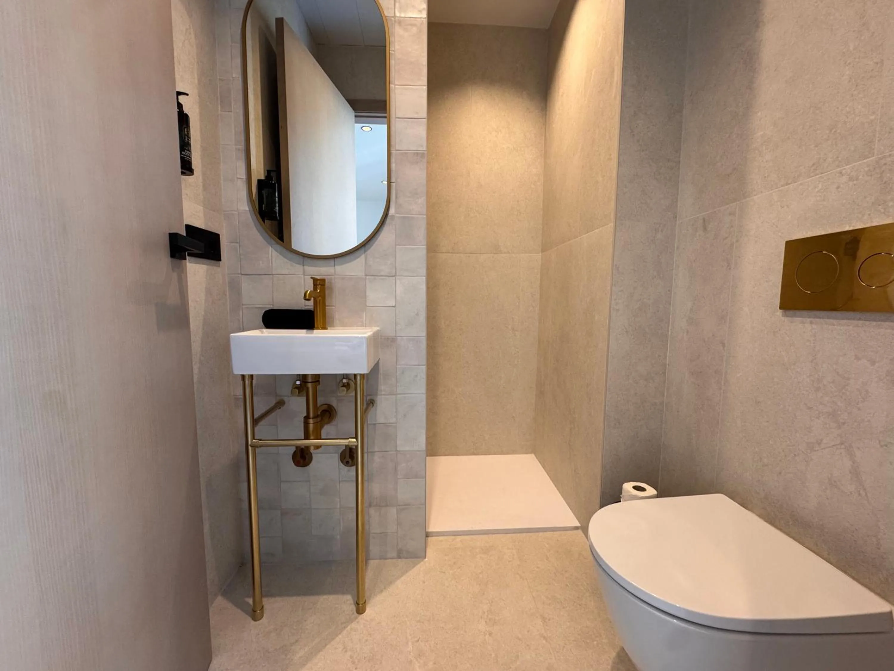 Hugo Beach Hotel & Apartments