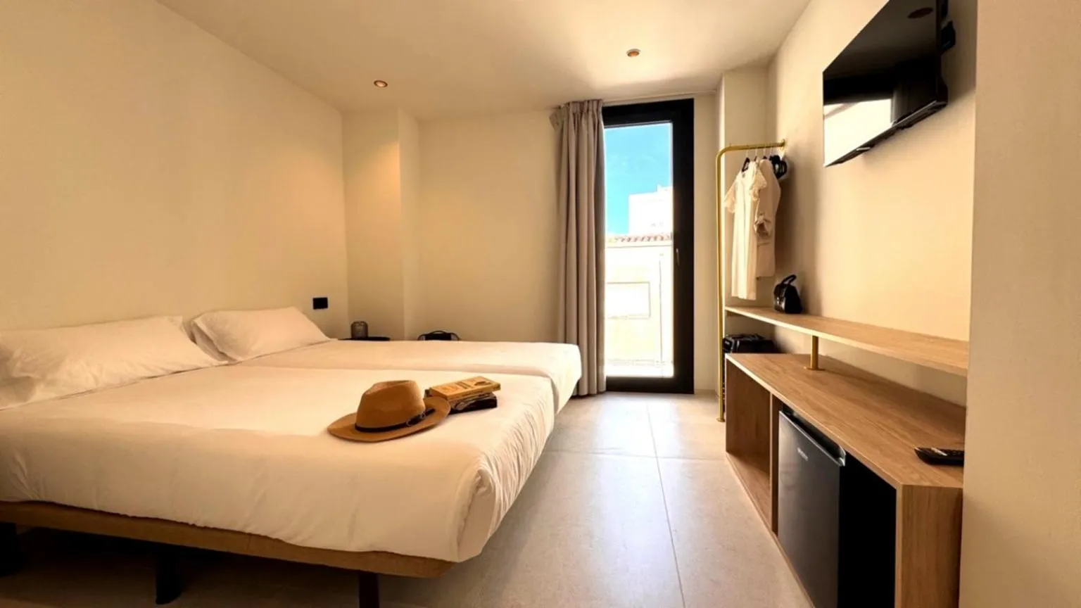 Bed in Hugo Beach Hotel & Apartments