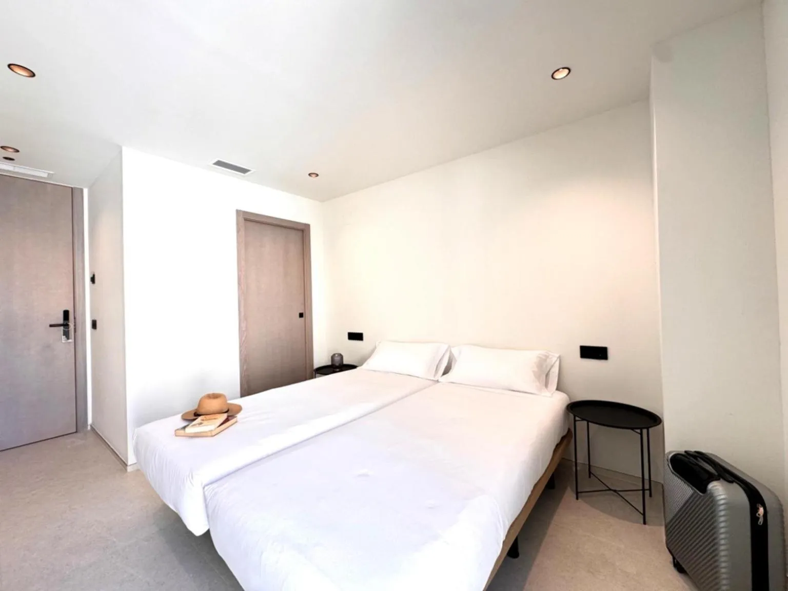 Bed in Hugo Beach Hotel & Apartments