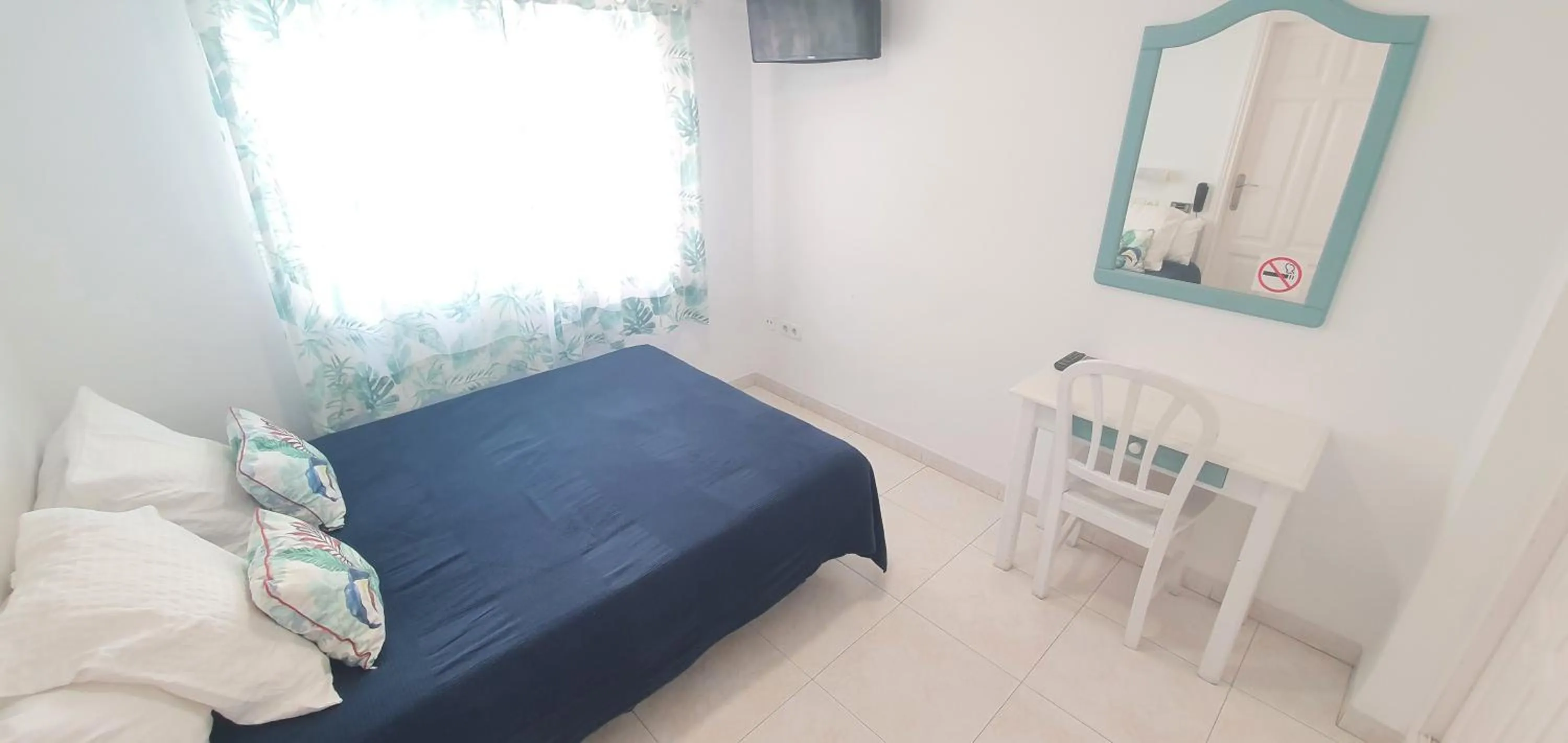 Bedroom, Bed in Hugo Beach Hotel & Apartments