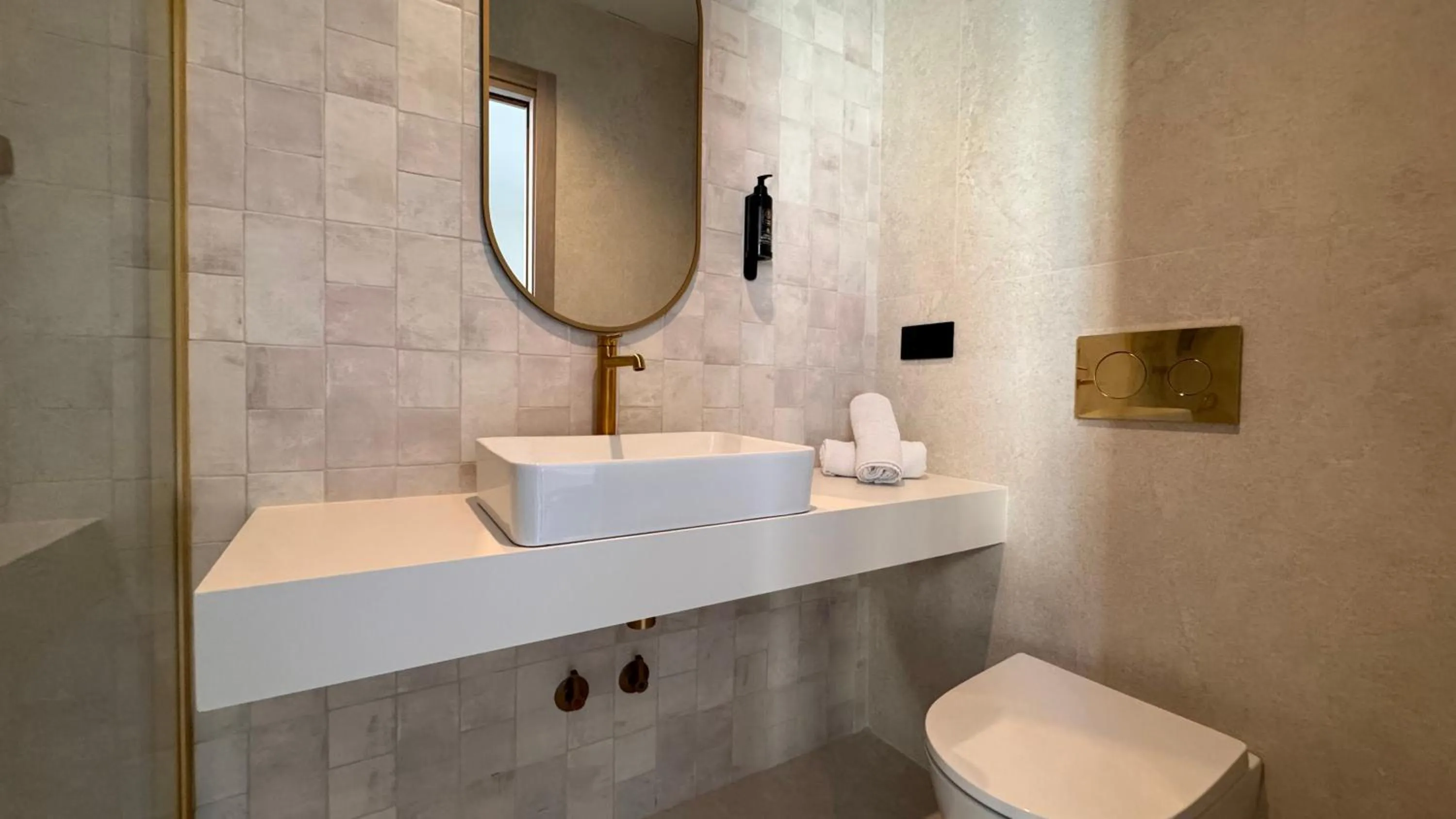 Hugo Beach Hotel & Apartments