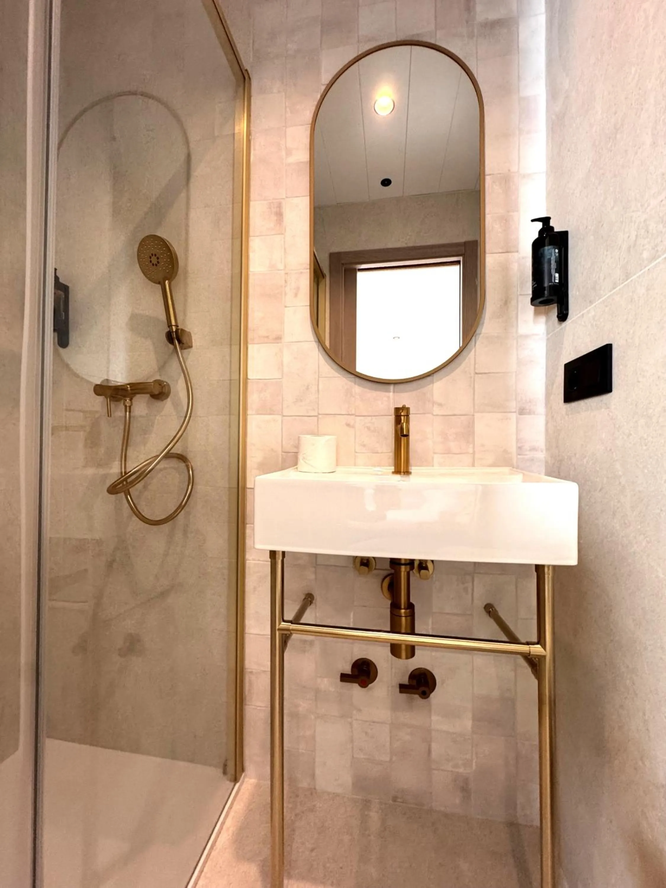 Hugo Beach Hotel & Apartments