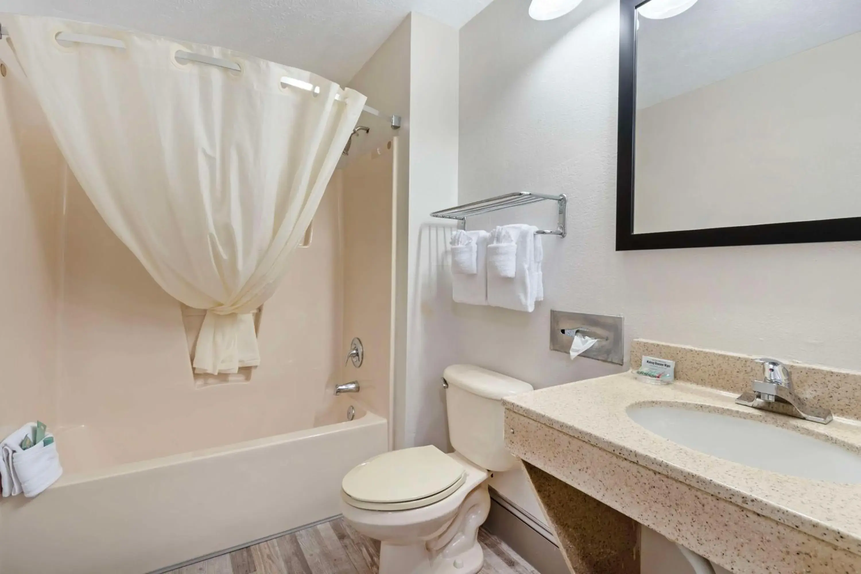 Bathroom in Best Western Magnolia Inn and Suites Bathroom in Best Western Magnolia Inn and Suites