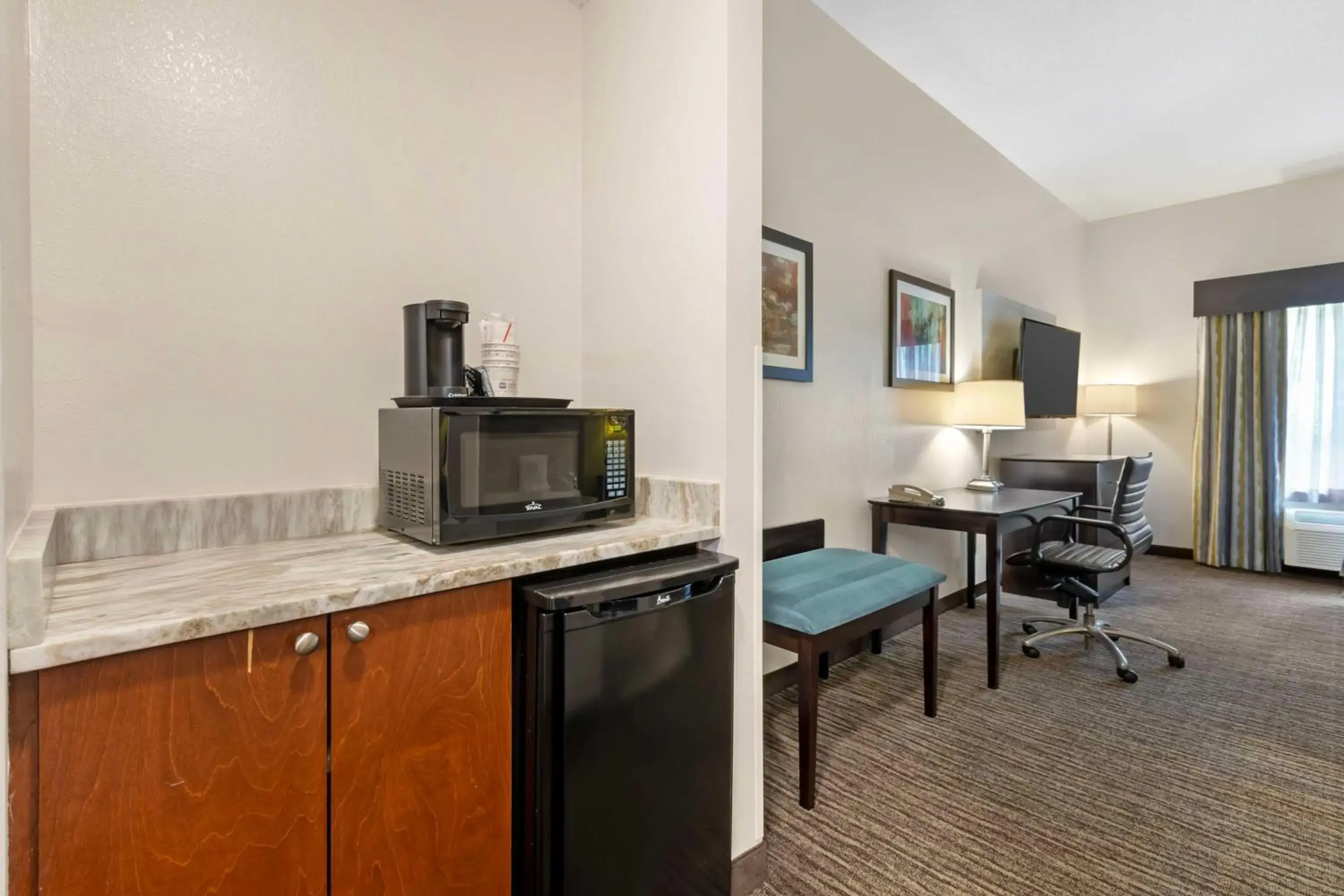 Bedroom in Best Western Magnolia Inn and Suites Bedroom in Best Western Magnolia Inn and Suites