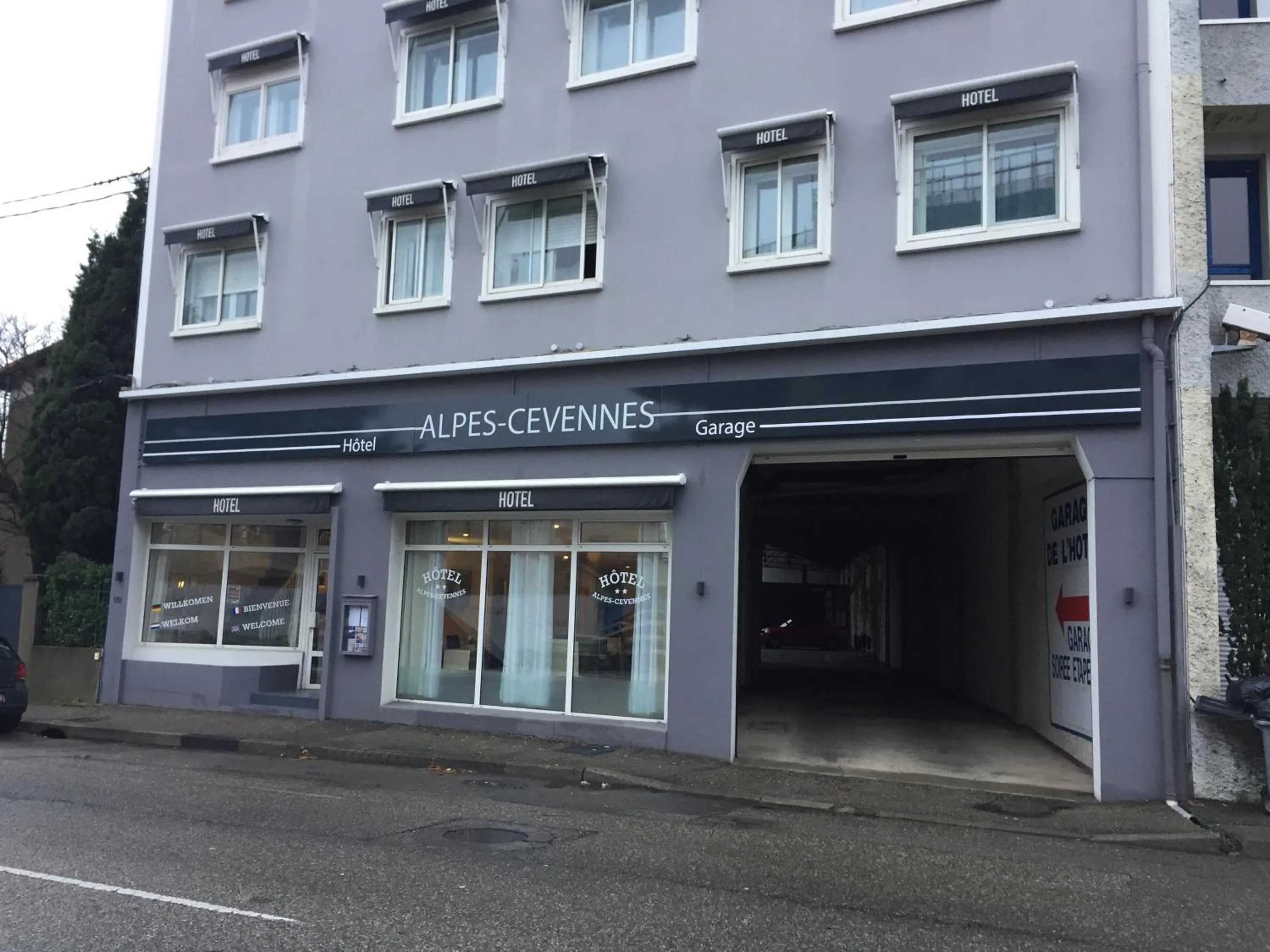 Facade/entrance in Hotel Alpes Cevennes
