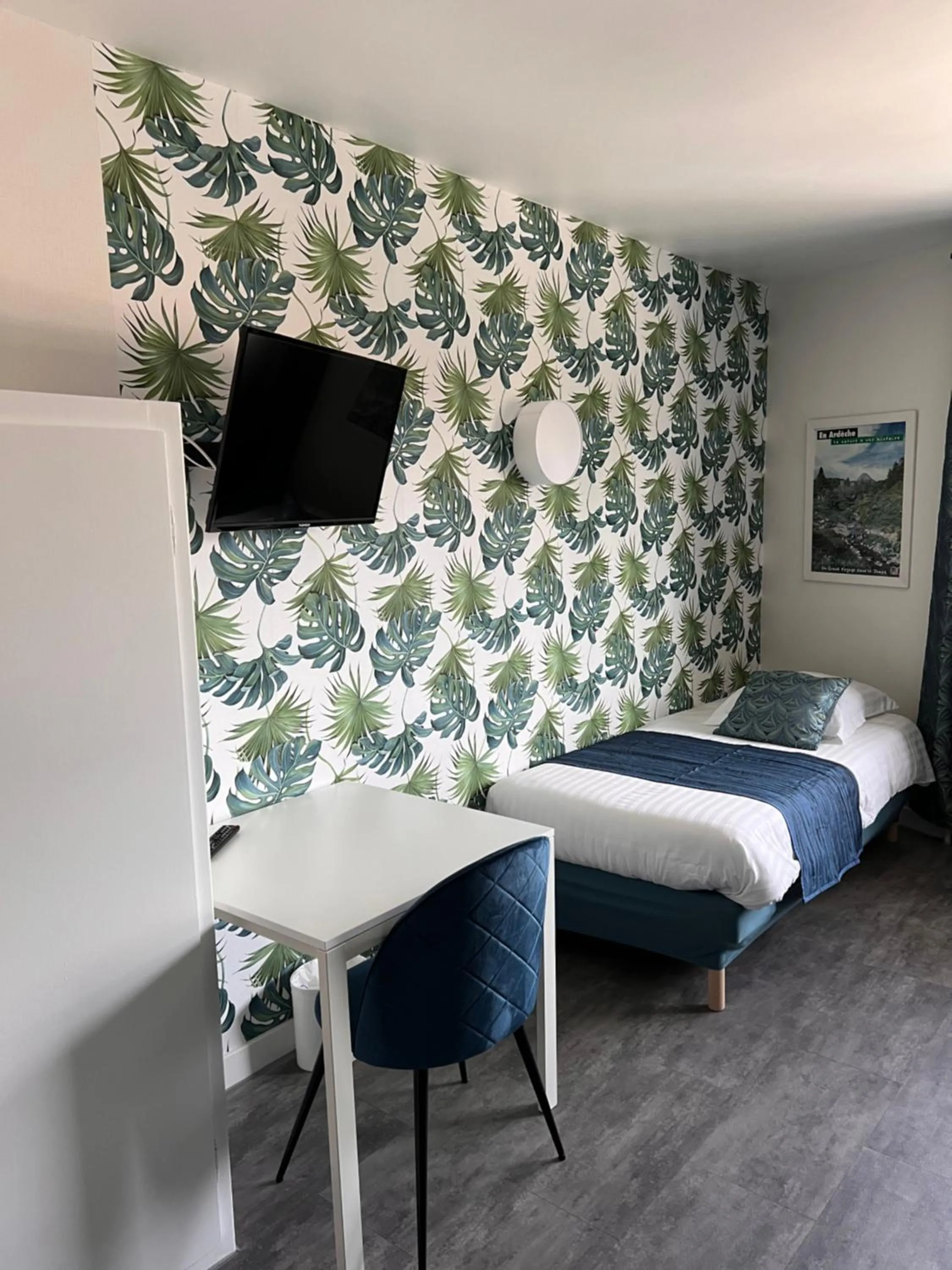 Photo of the whole room, Bed in Hotel Alpes Cevennes