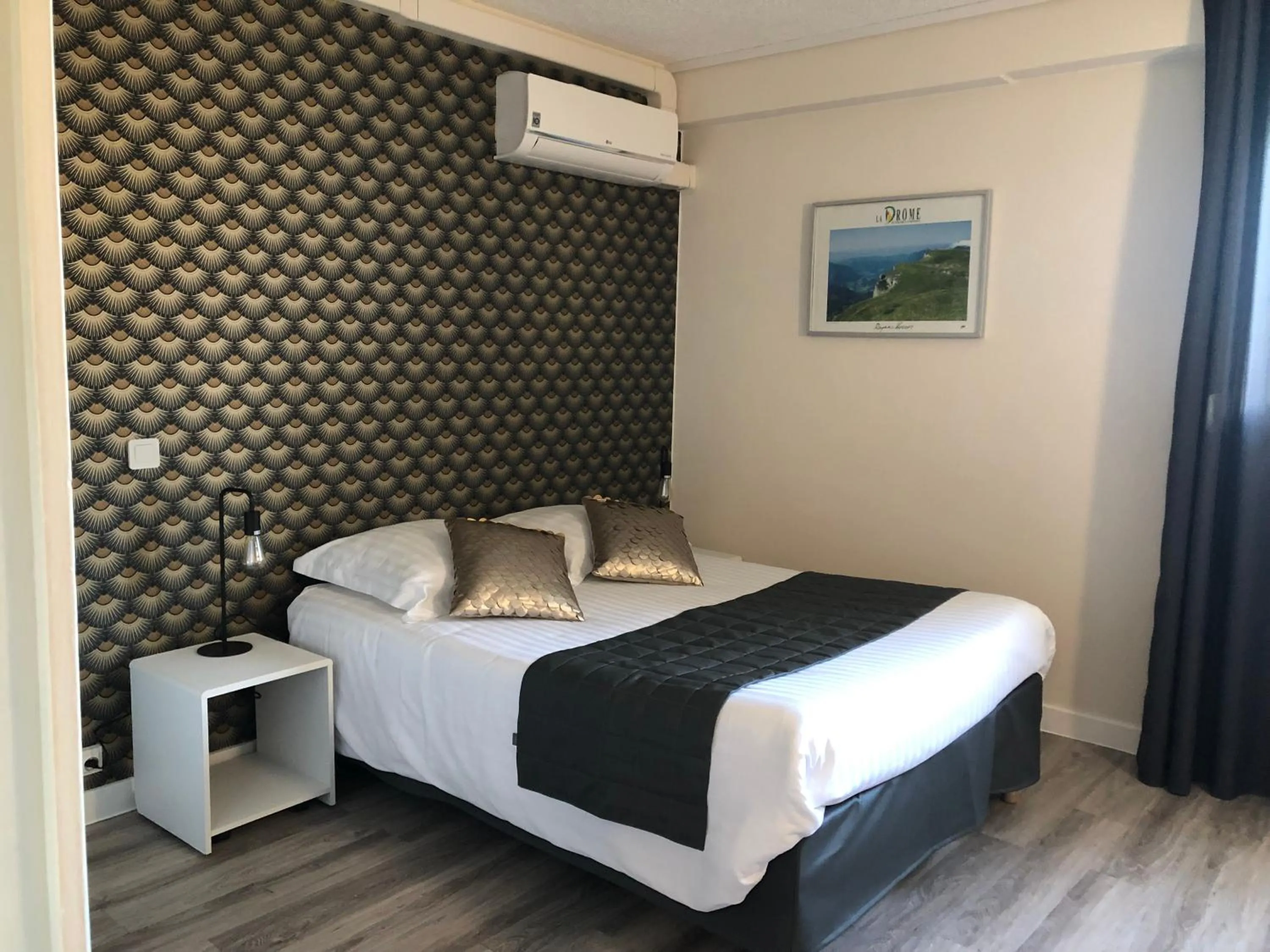 Bedroom, Bed in Hotel Alpes Cevennes