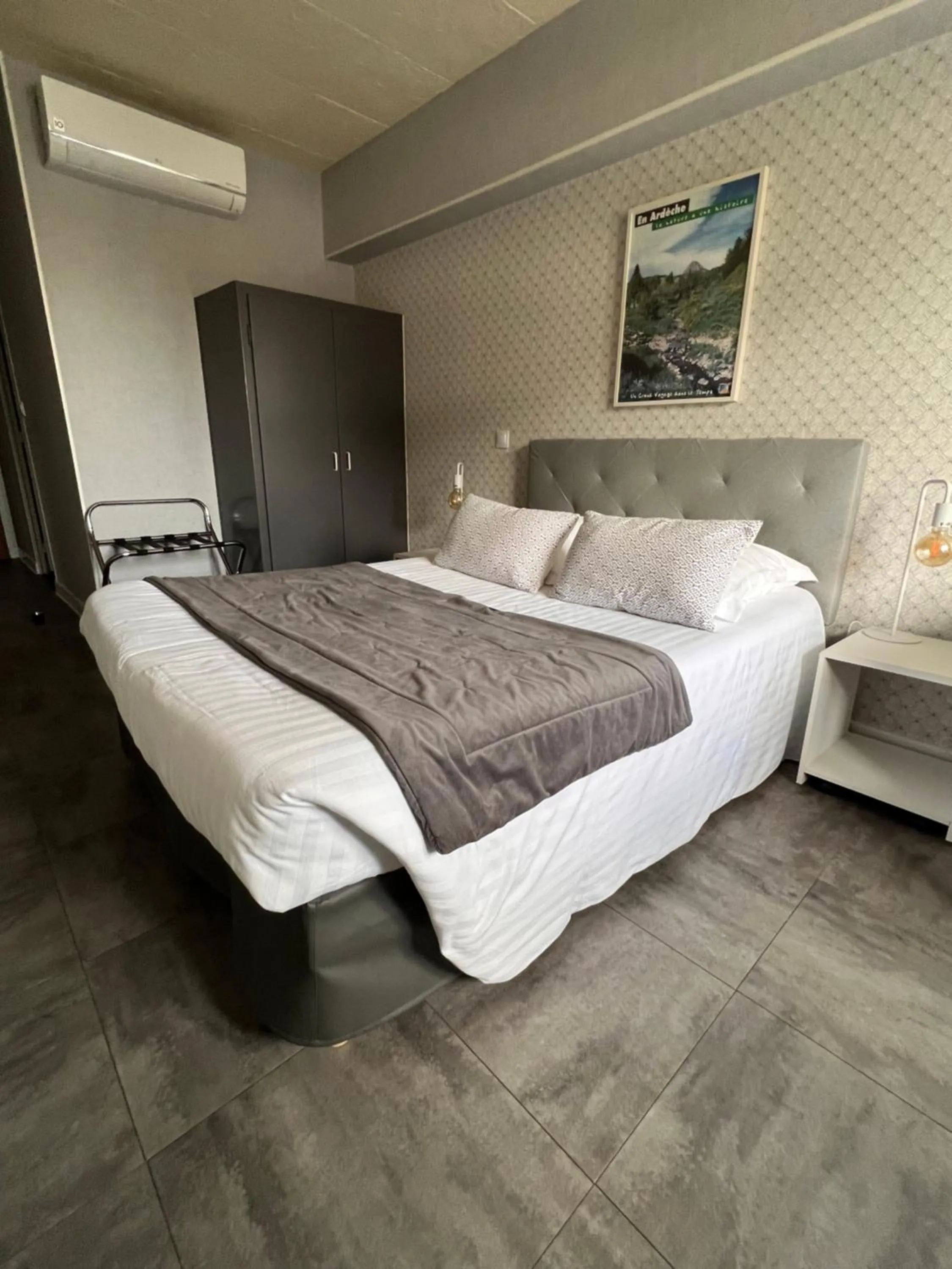 Bedroom, Bed in Hotel Alpes Cevennes