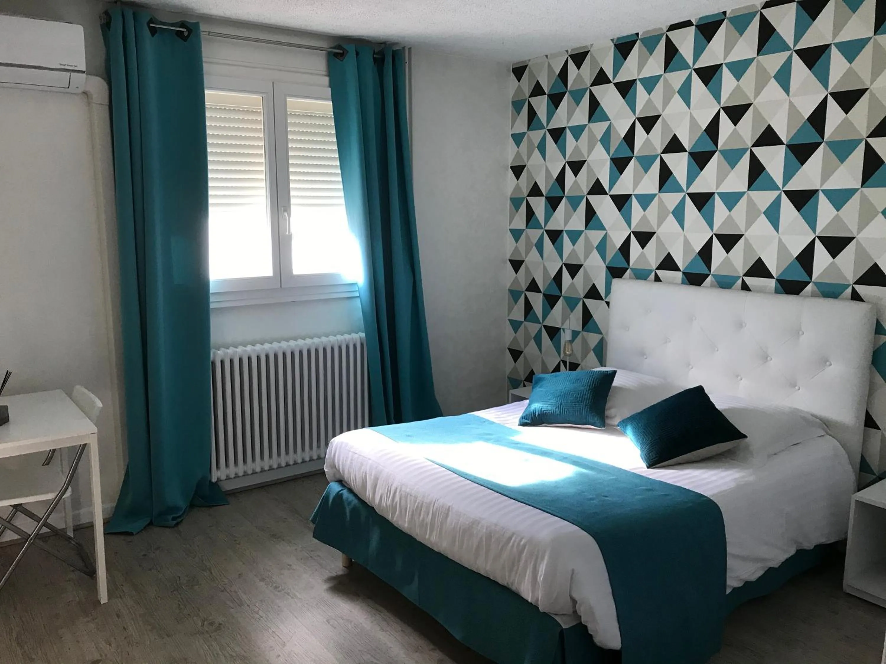 Bedroom, Bed in Hotel Alpes Cevennes