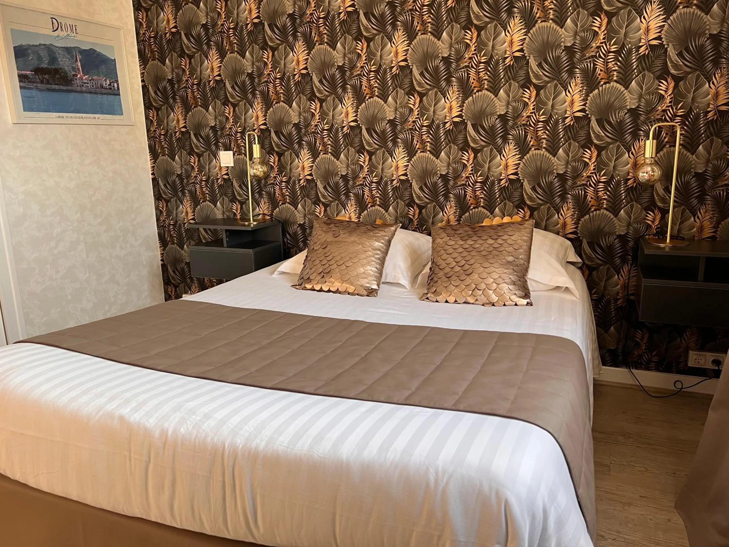 Bedroom, Bed in Hotel Alpes Cevennes