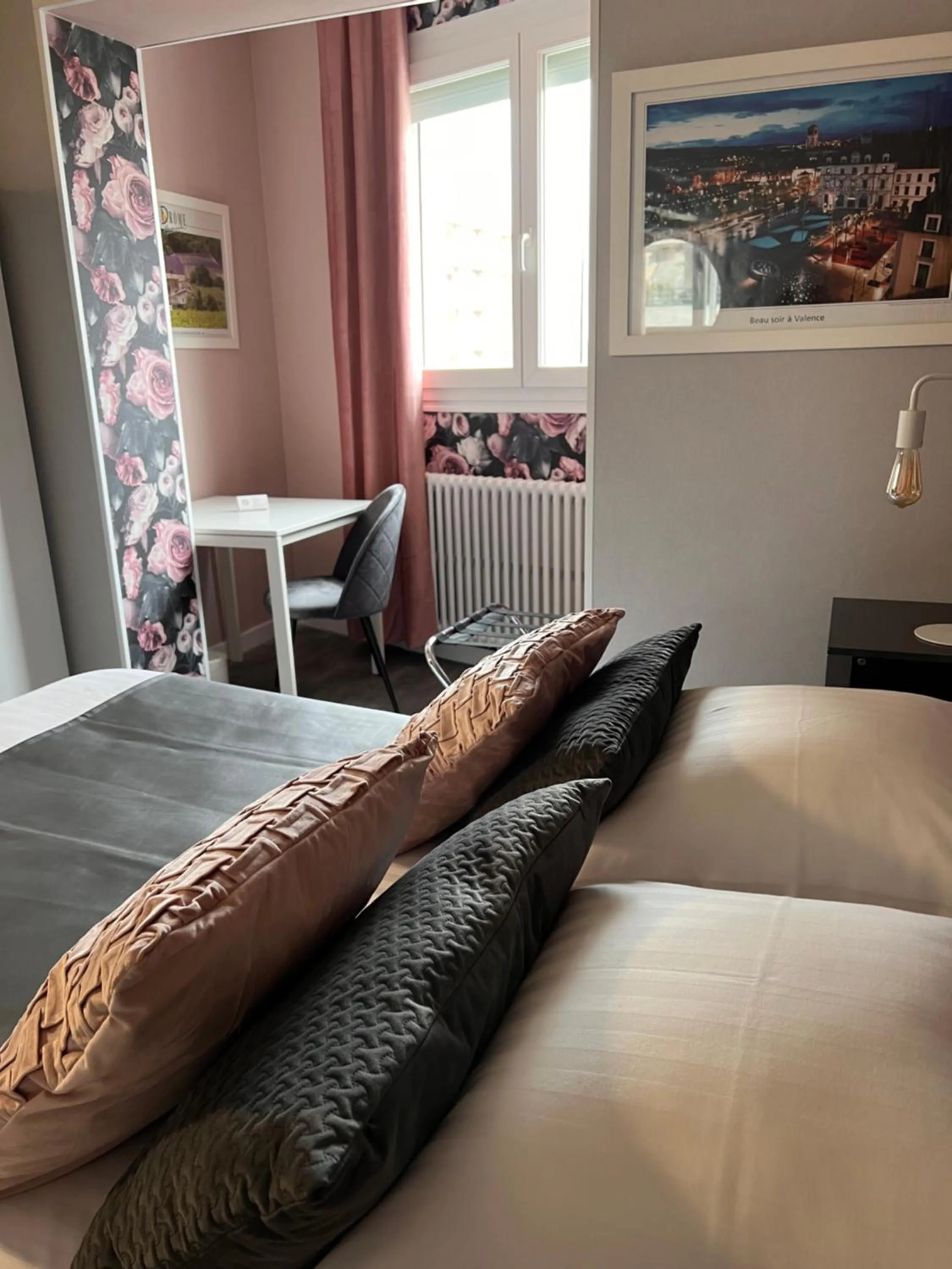 Bed in Hotel Alpes Cevennes