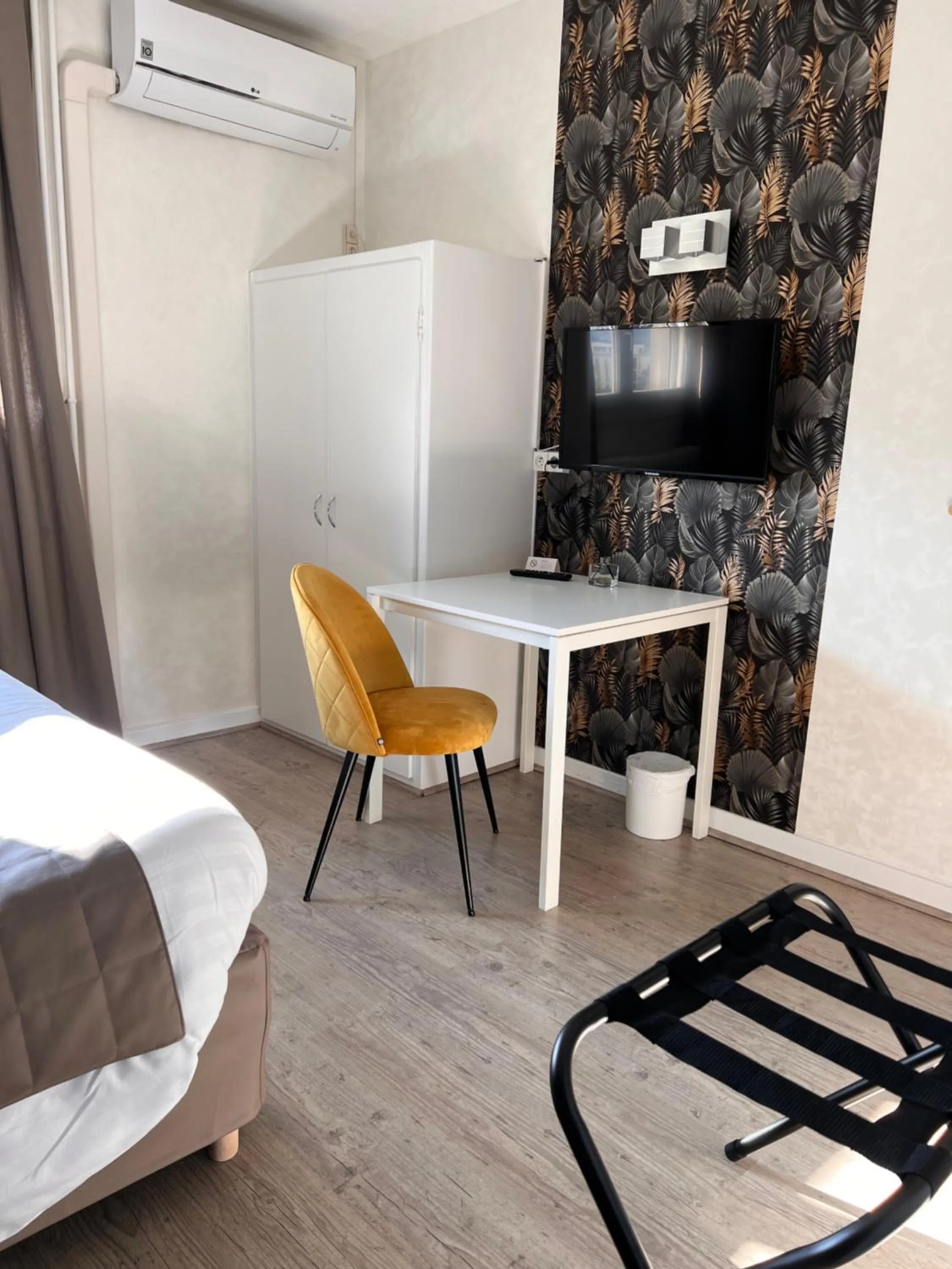 Photo of the whole room in Hotel Alpes Cevennes