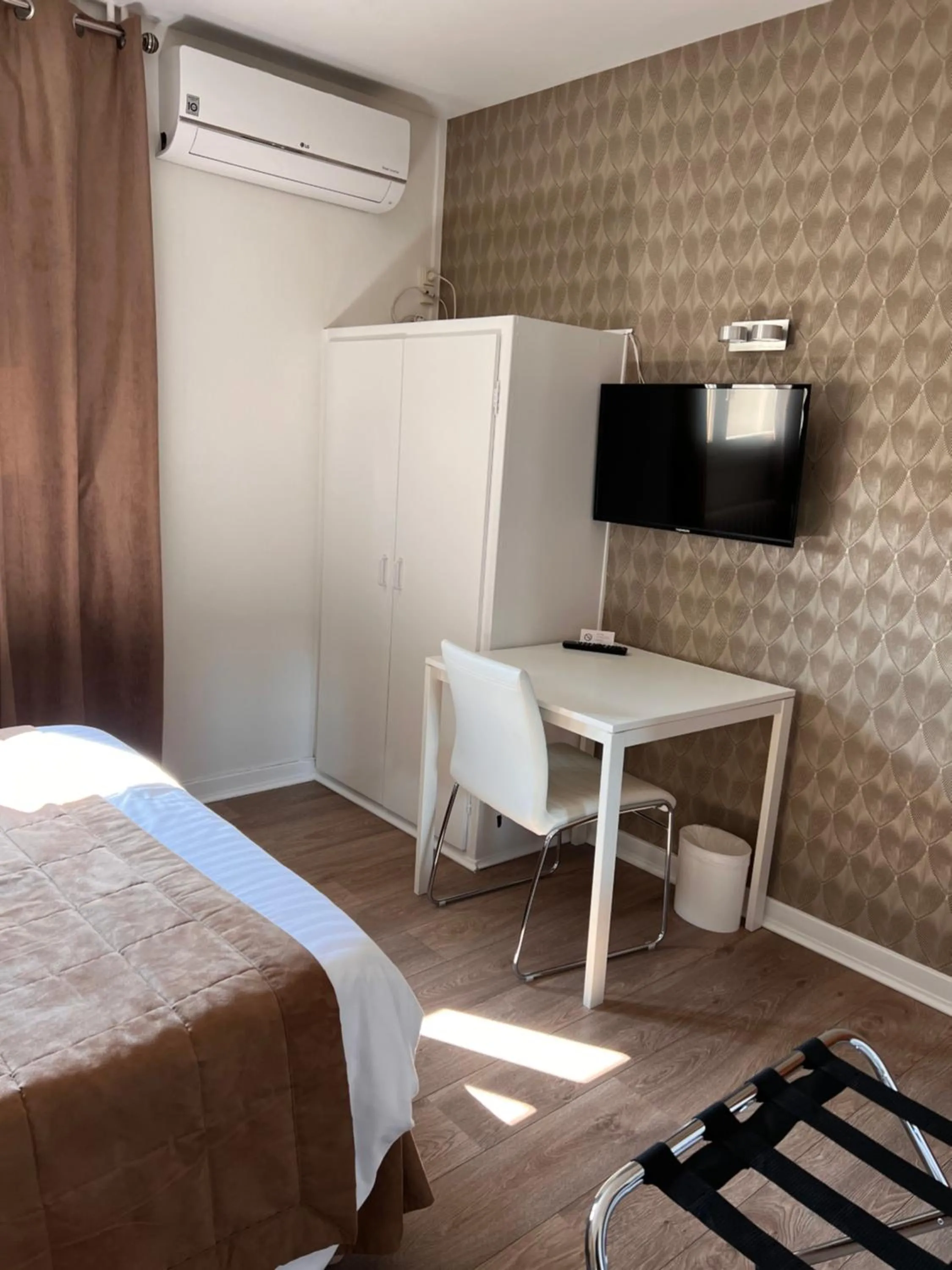 Photo of the whole room, Bed in Hotel Alpes Cevennes