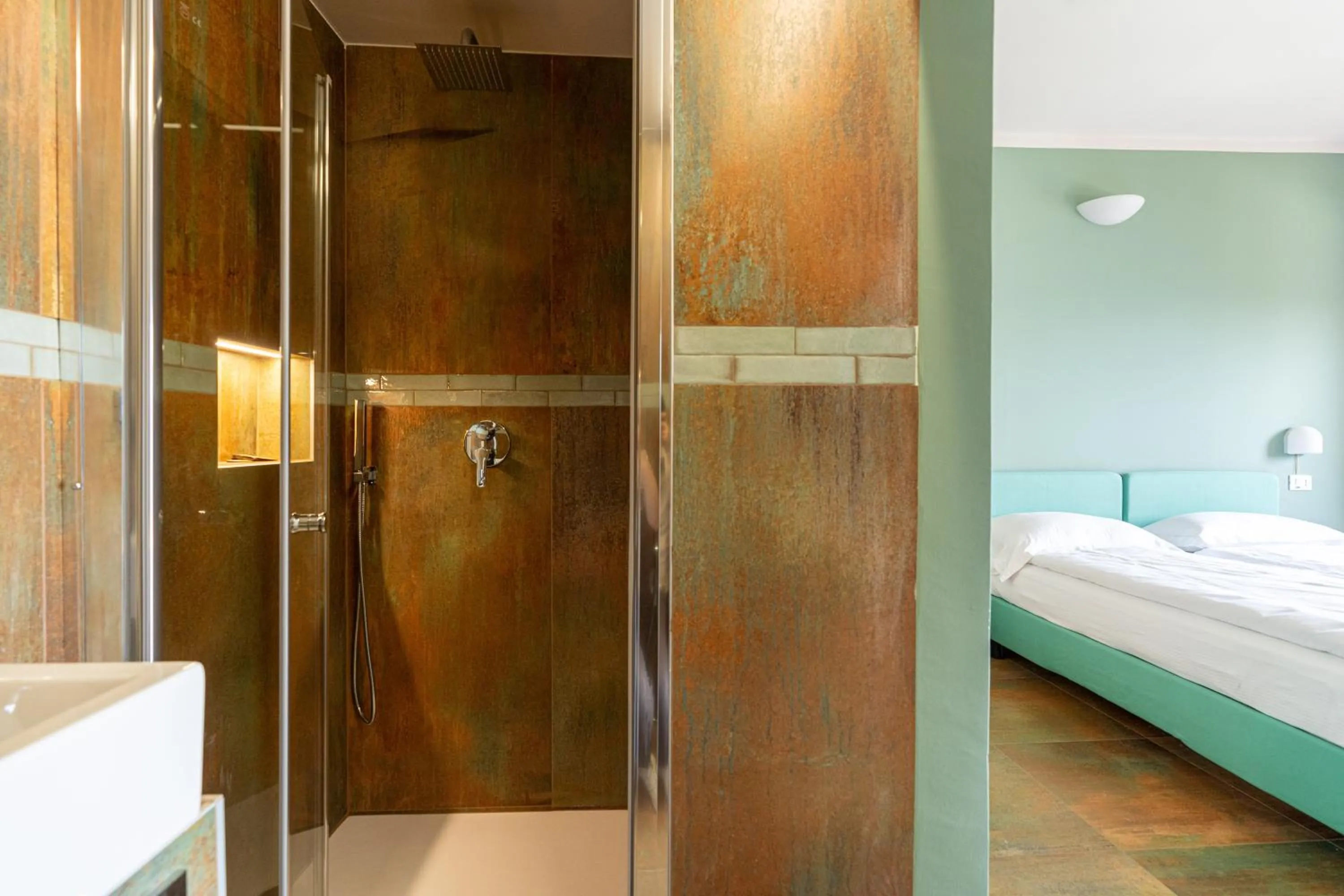 Shower, Bed in Hotel Forbisicle