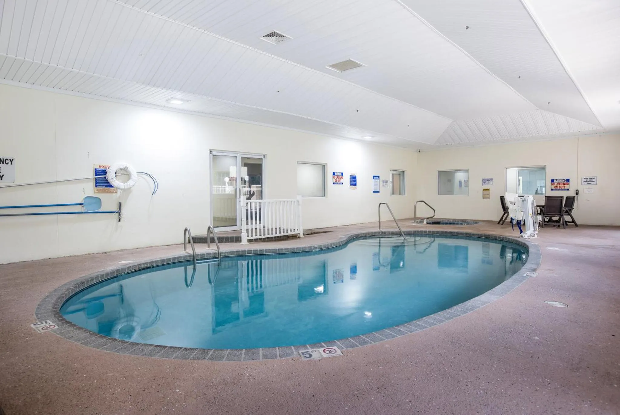 Swimming pool in Red Roof Inn PLUS+ & Suites Savannah – I-95