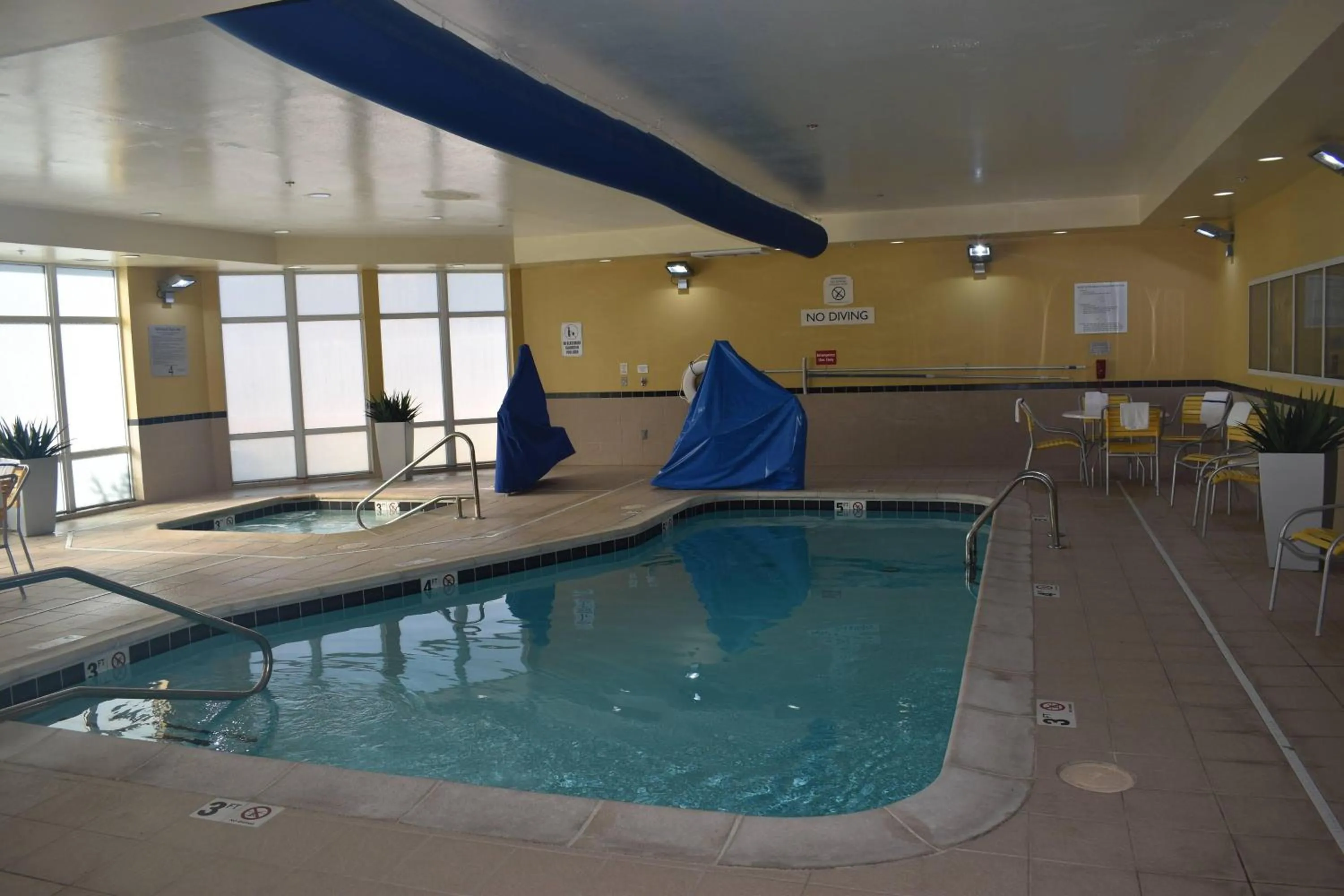 Swimming pool in Fairfield Inn & Suites Kansas City Liberty
