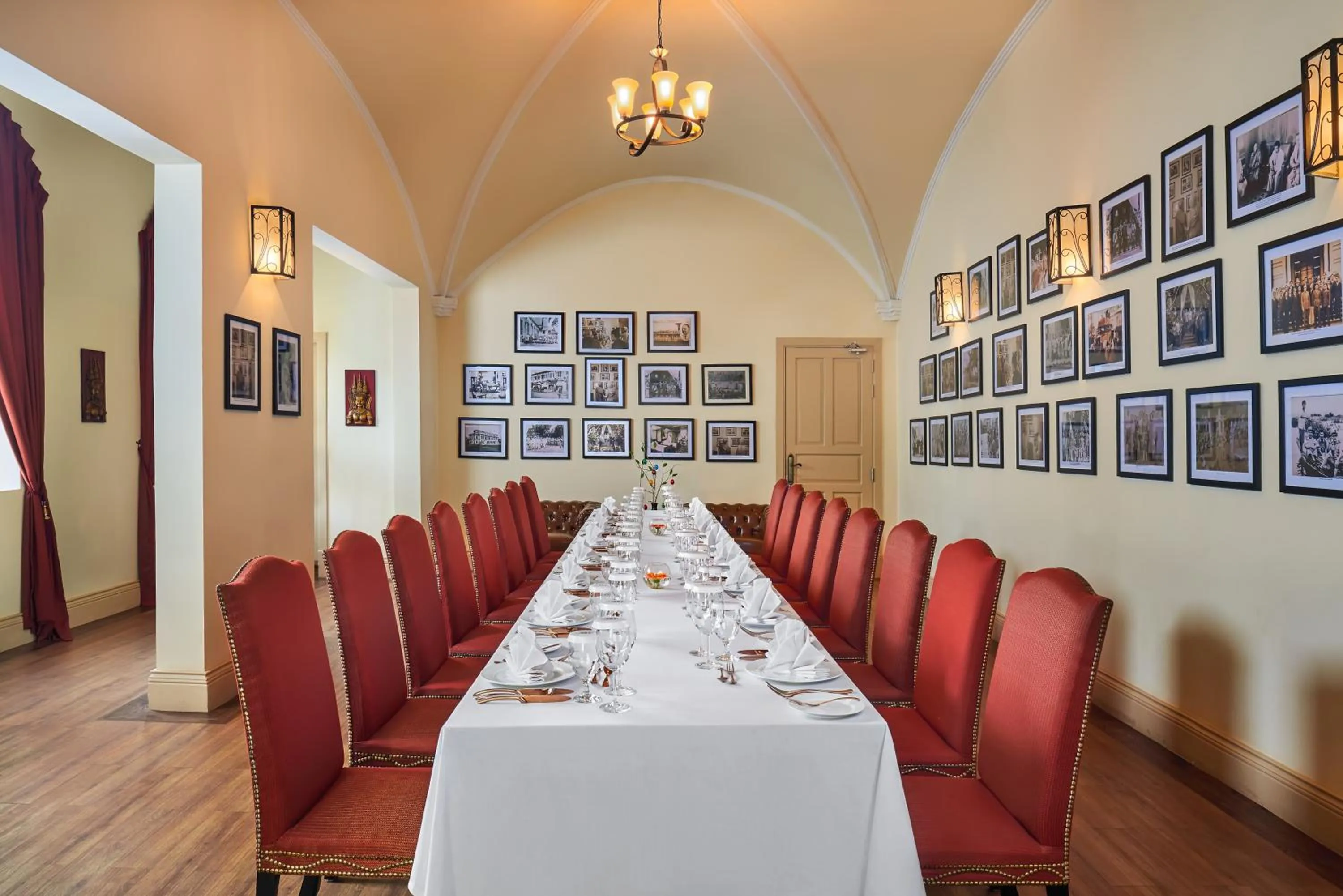 Restaurant/places to eat in Palace Gate Hotel & Resort by EHM