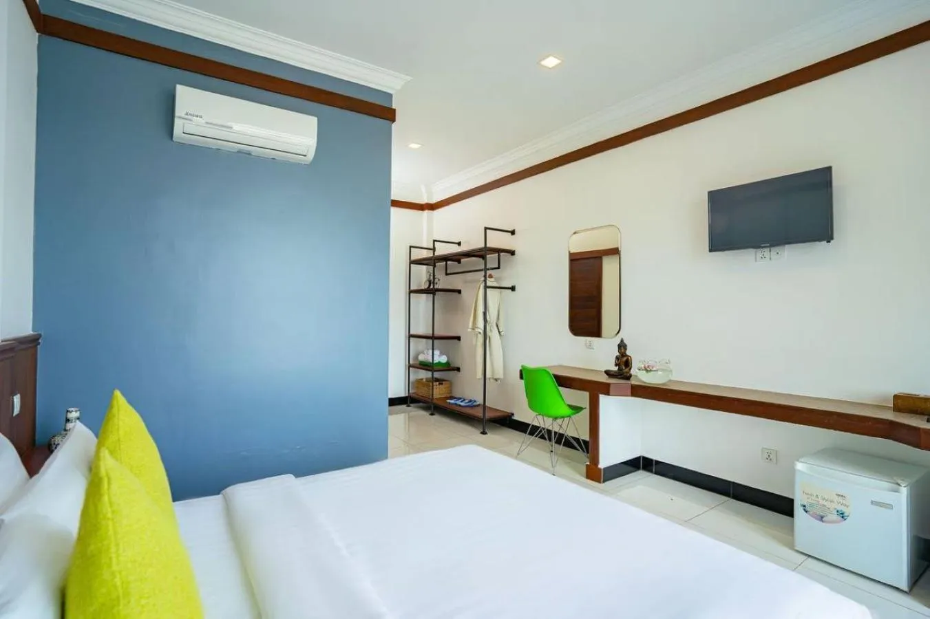 Photo of the whole room, Bed in Kampot View Boutique