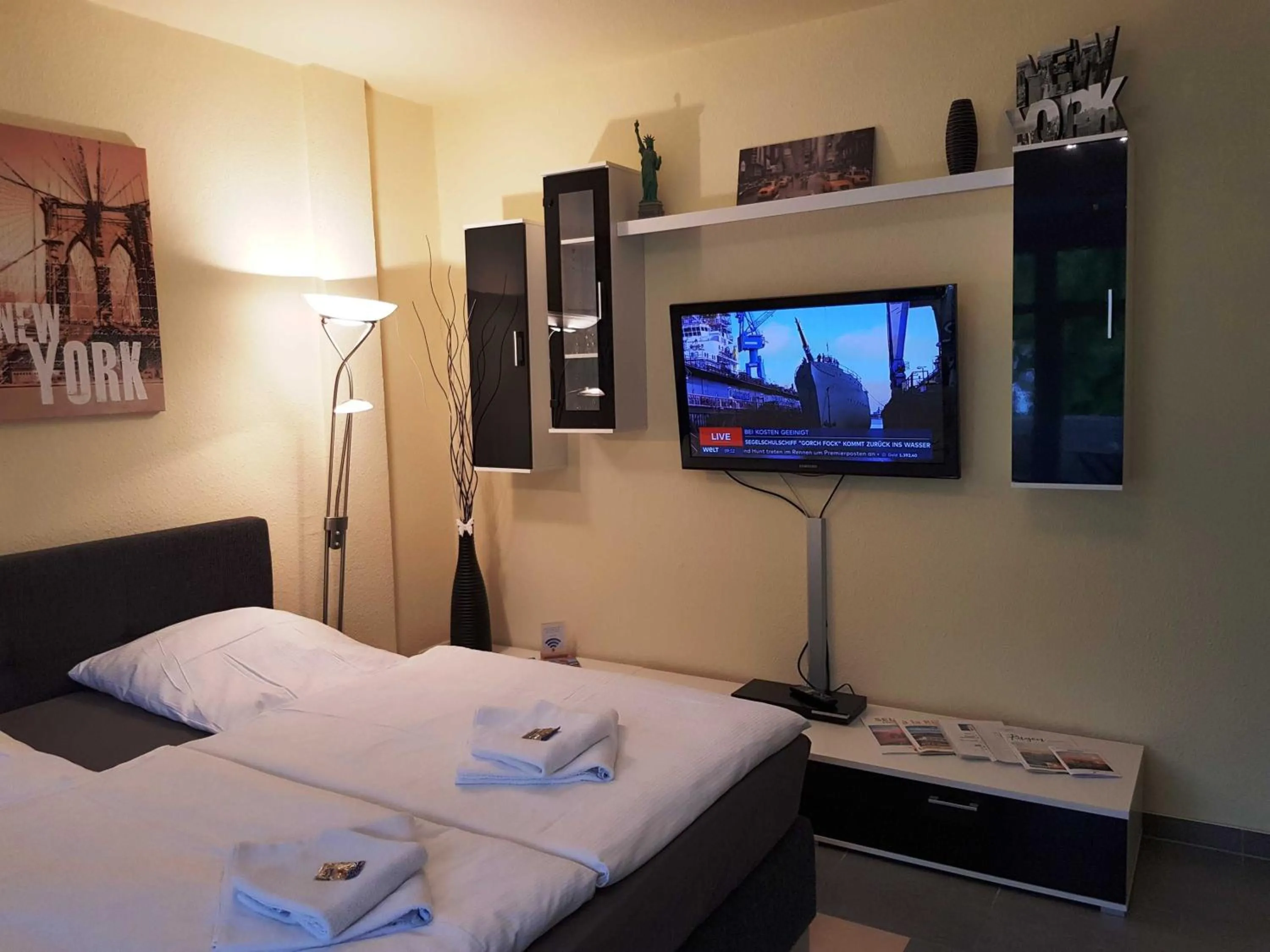 TV and multimedia, Bed in " Residenz Seeblick" Studio 15 Manhatten