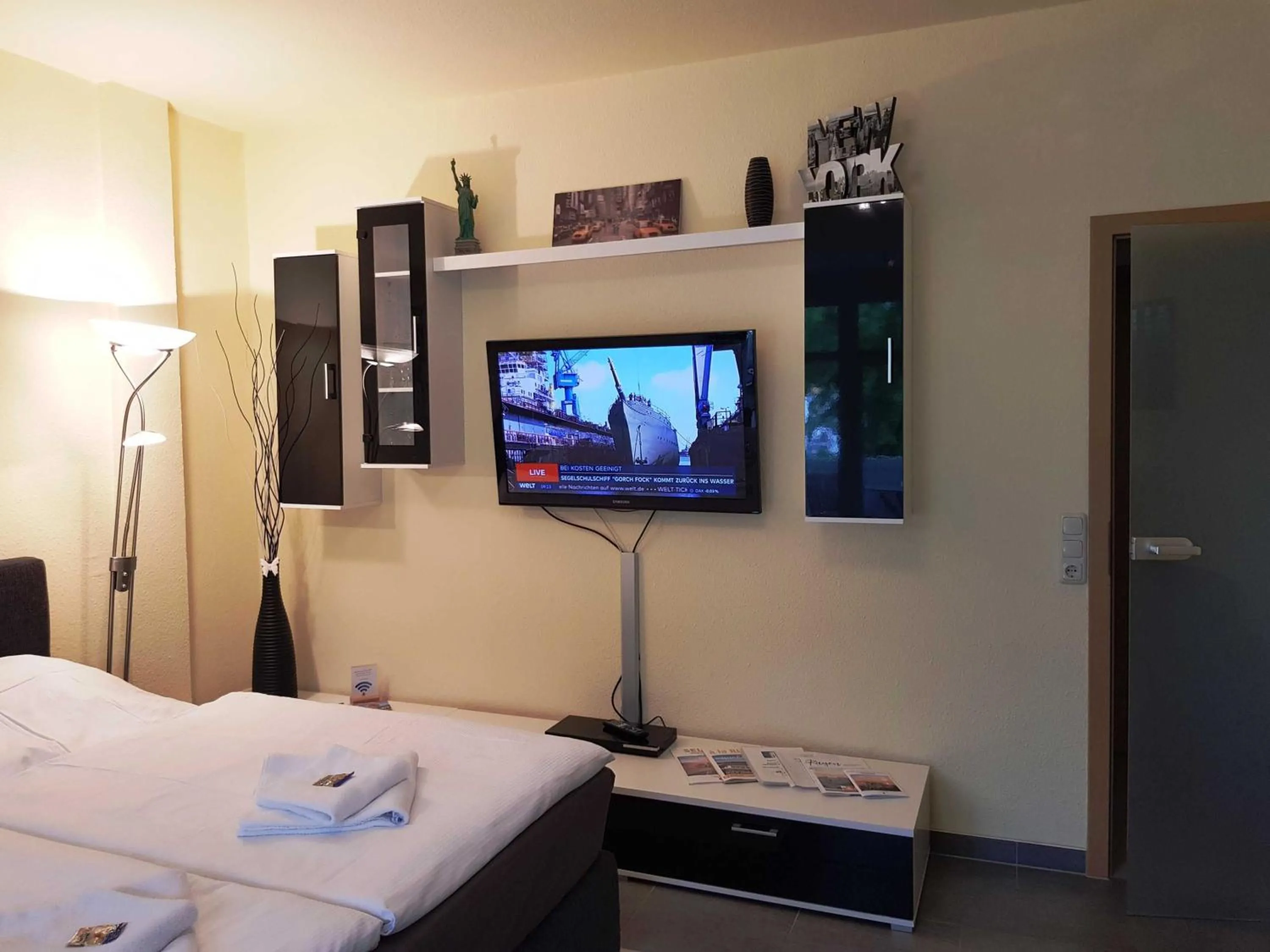 TV and multimedia, Bed in " Residenz Seeblick" Studio 15 Manhatten
