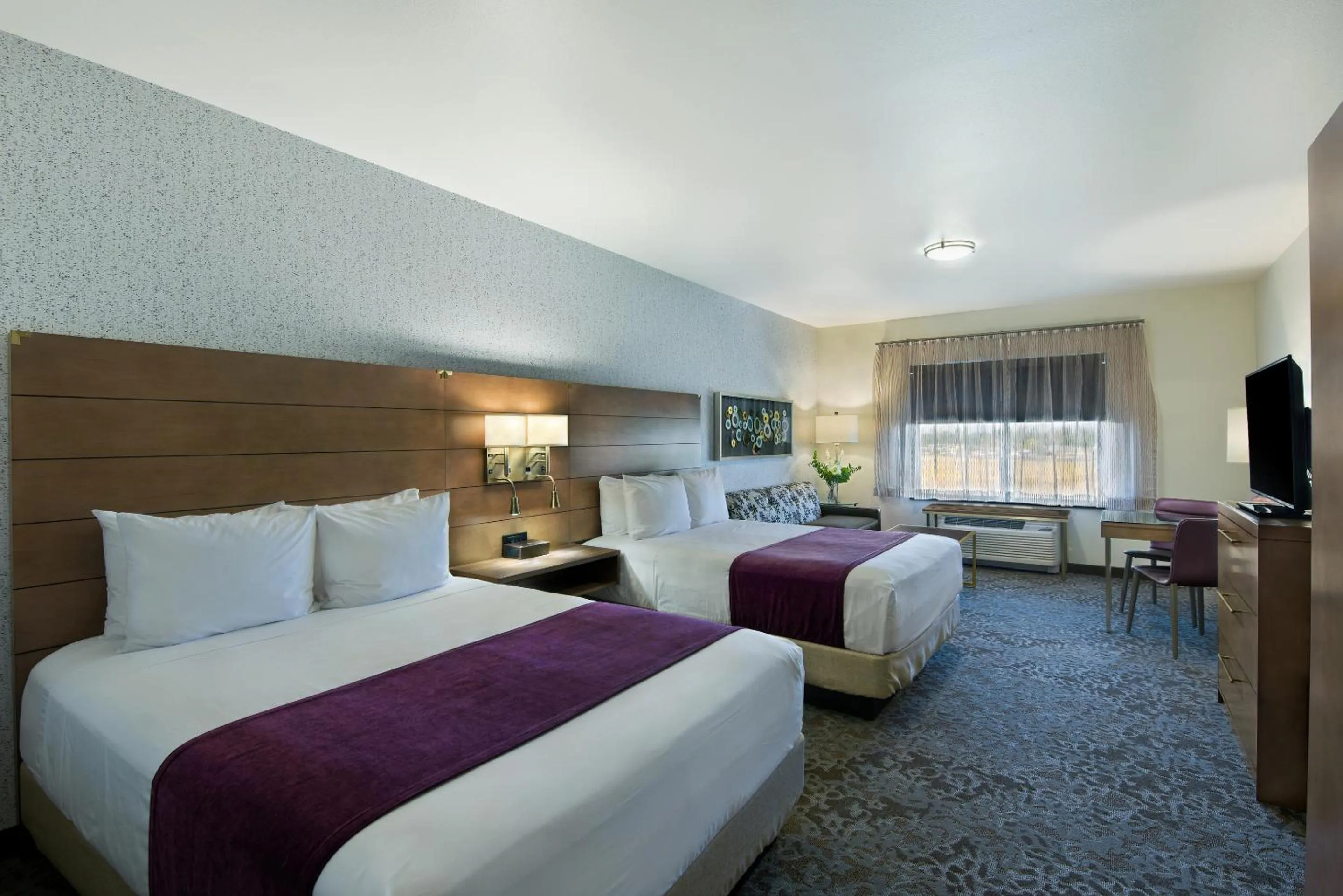 TV and multimedia, Bed in Oxford Suites Sonoma - Rohnert Park