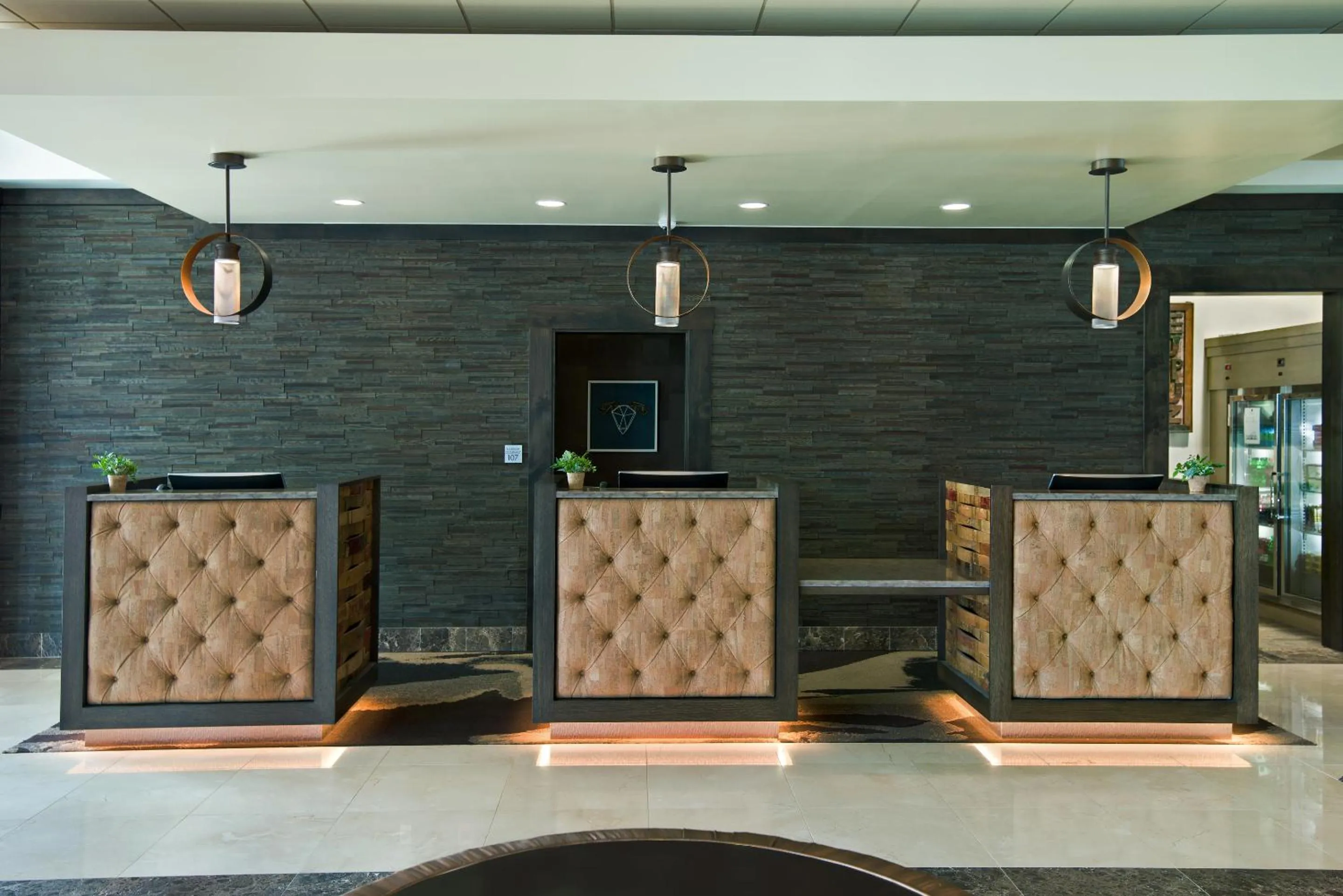 Property building in Oxford Suites Sonoma - Rohnert Park