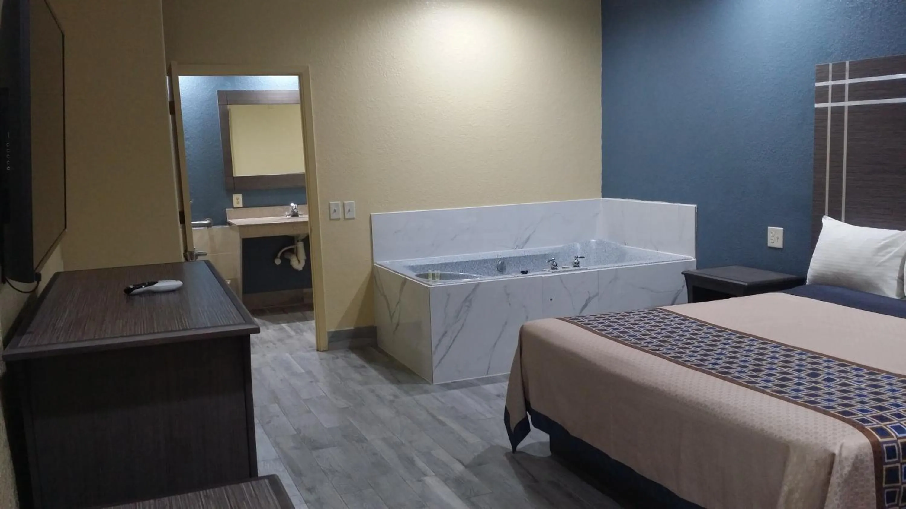 Photo of the whole room, Bed in Americas Best Value Inn & Suites Northeast Houston
