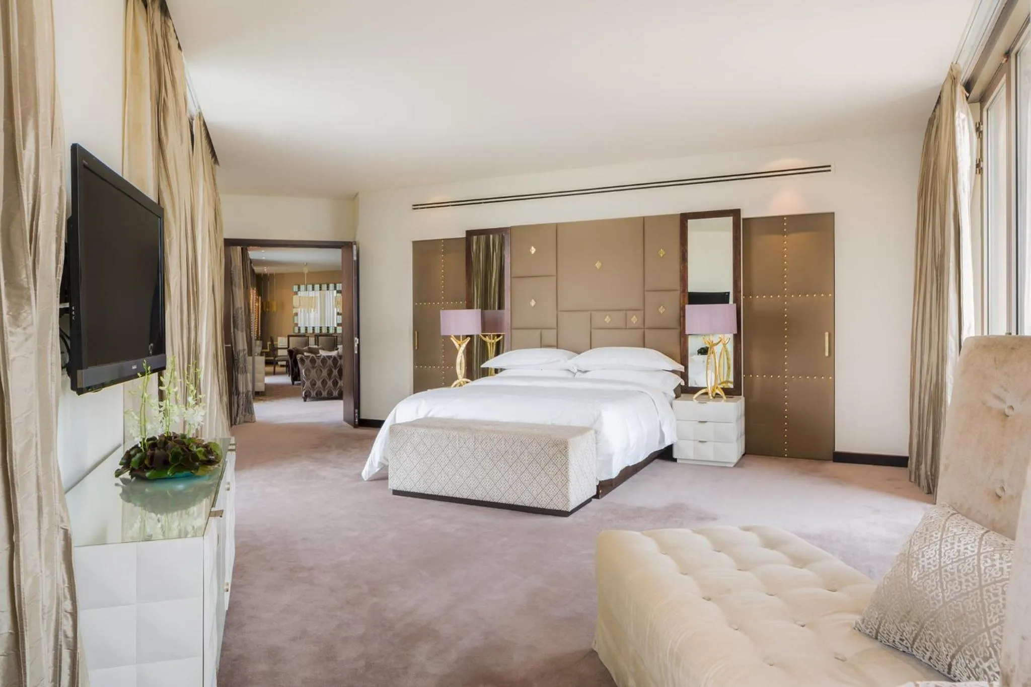 Photo of the whole room, Bed in Mandarin Oriental Al Faisaliah, Riyadh