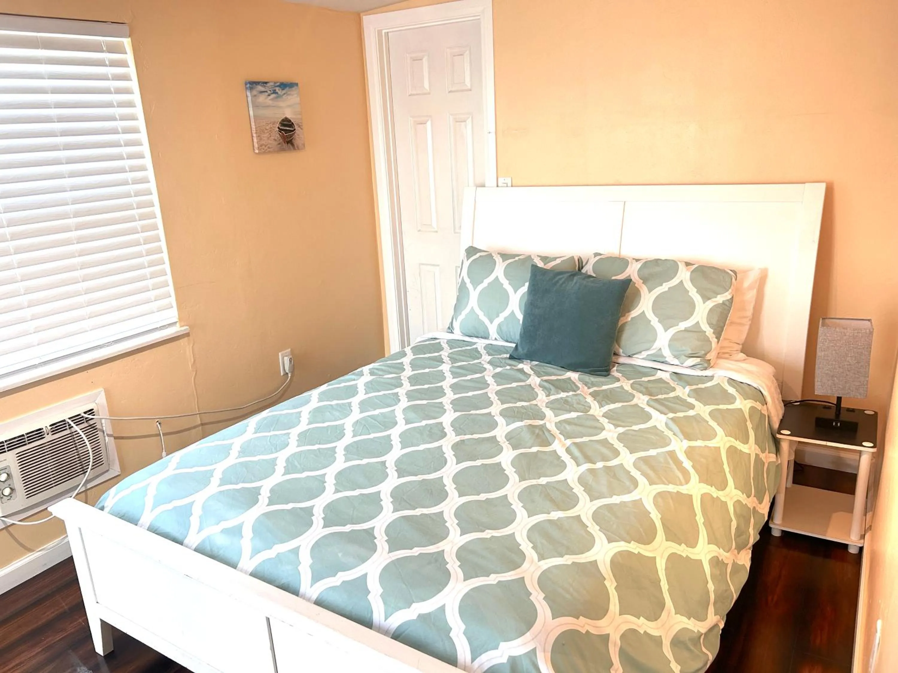 Bedroom, Bed in Casa California - Backyard, BBQ, Firepit & Near Beaches