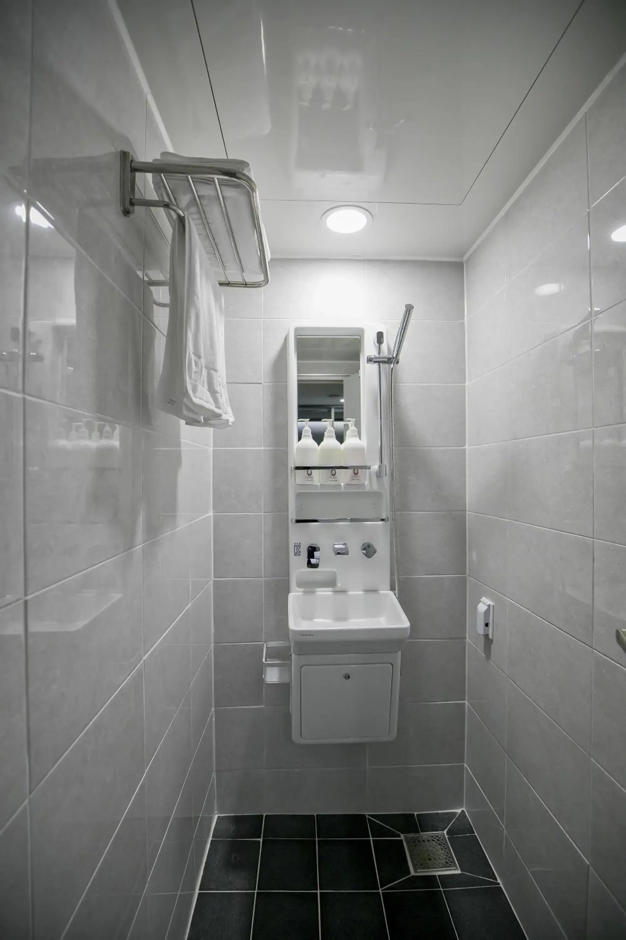 Shower in Philstay Myeongdong Station Shower in Philstay Myeongdong Station