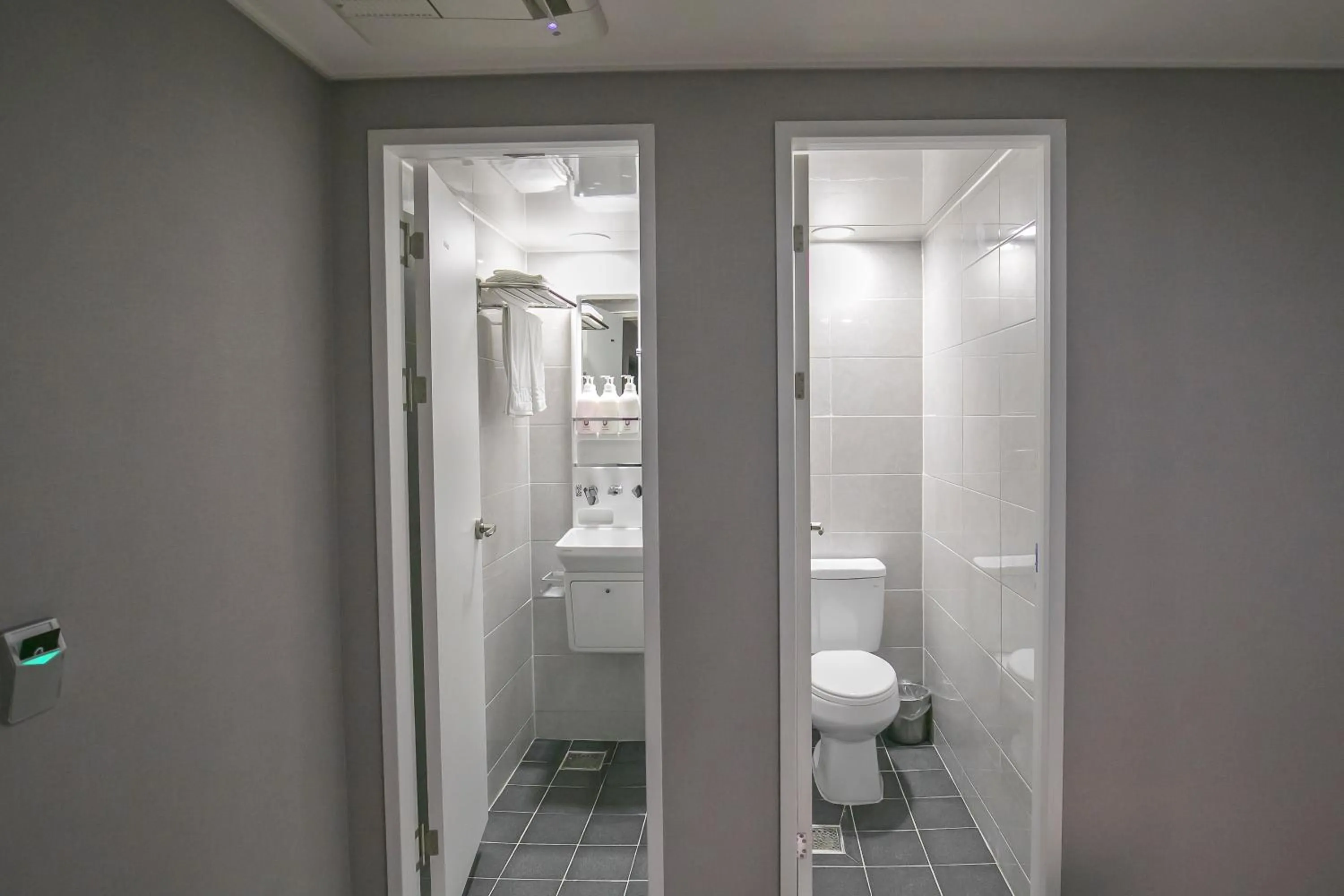 Shower in Philstay Myeongdong Station