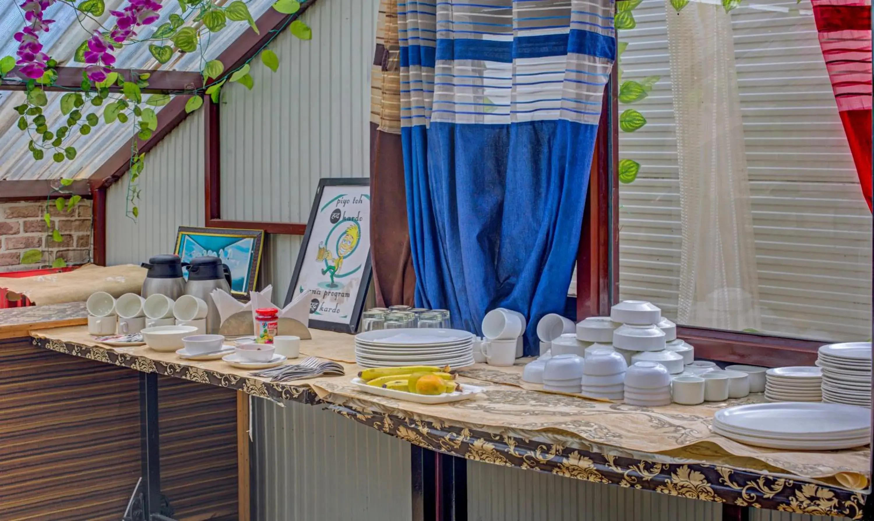 Restaurant/places to eat in Treebo Roshan House with Valley View Restaurant/places to eat in Treebo Roshan House with Valley View