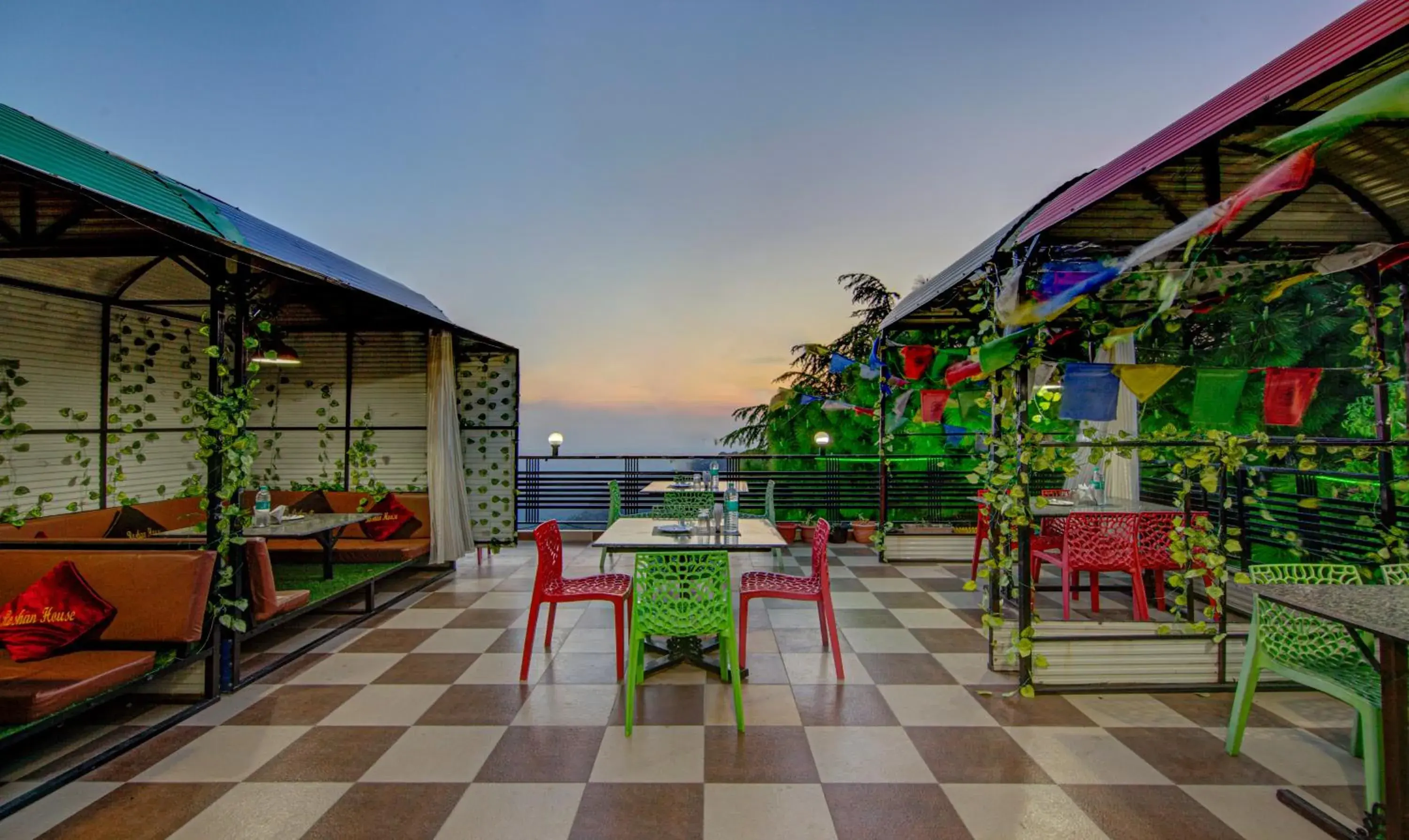 Restaurant/places to eat in Treebo Roshan House with Valley View Restaurant/places to eat in Treebo Roshan House with Valley View