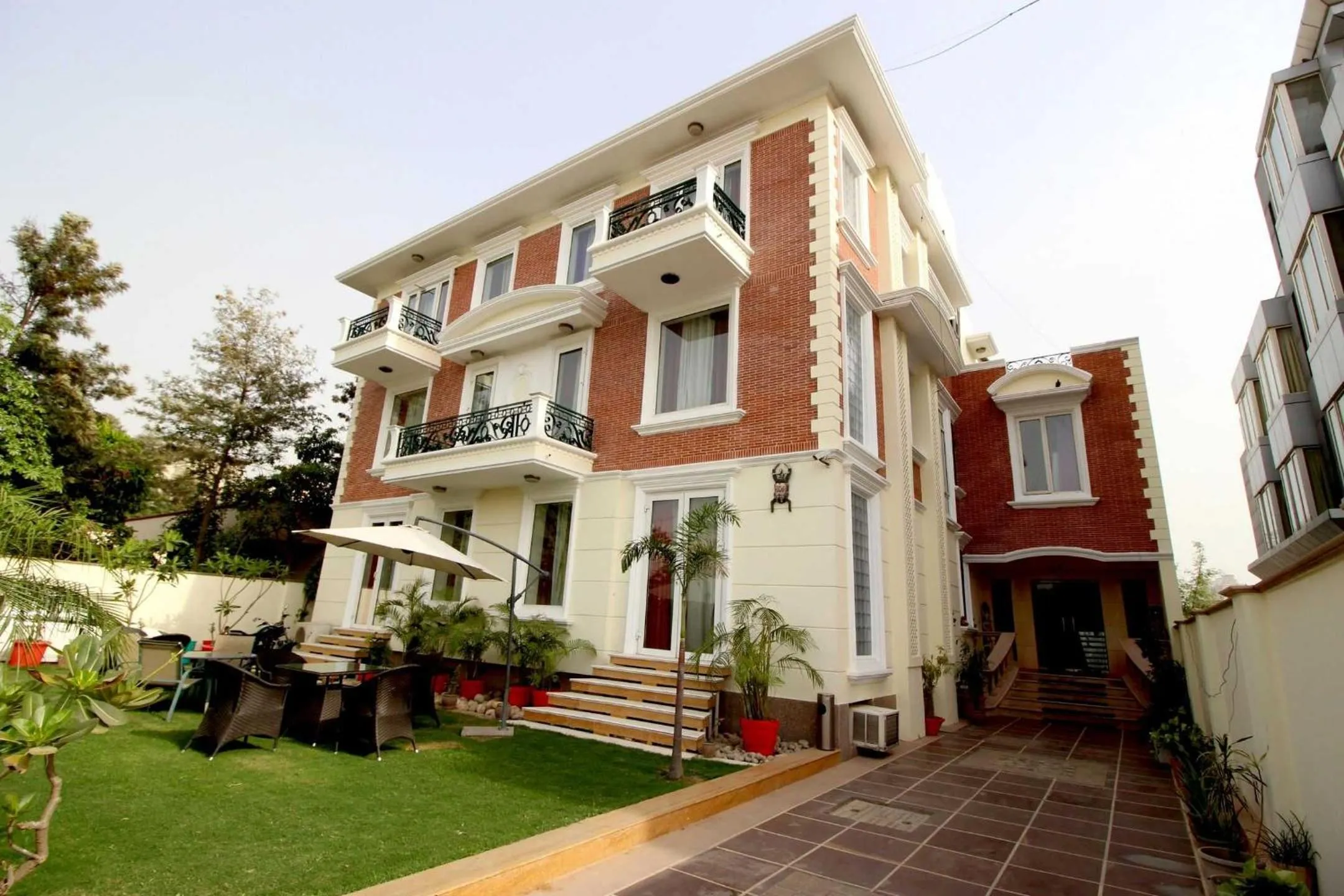 Facade/entrance in Collection O Sakshi