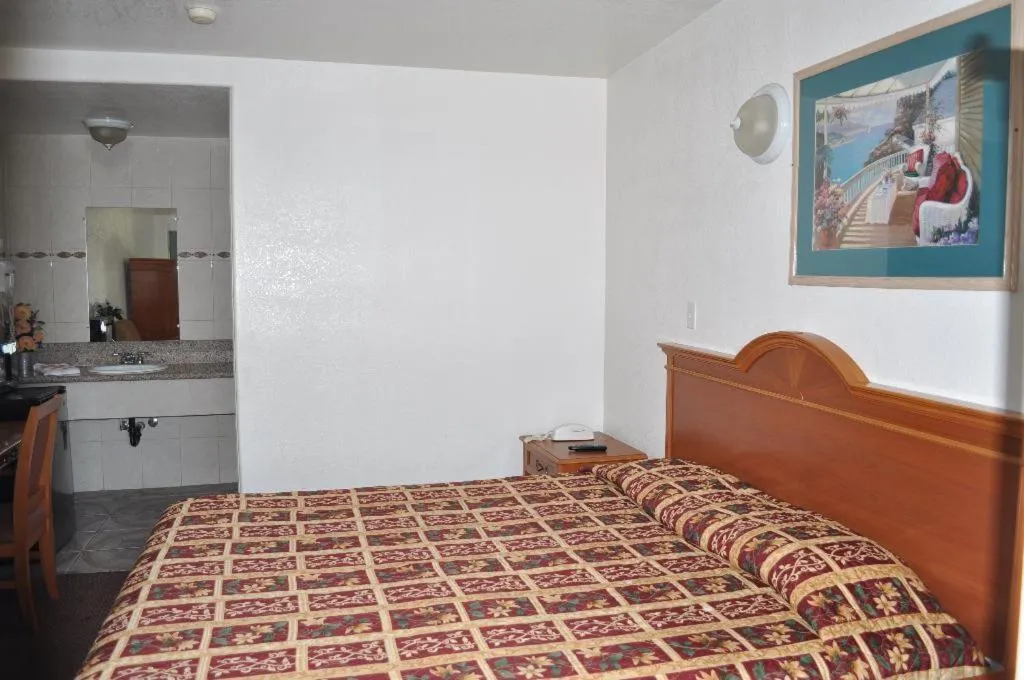 Bedroom, Bed in The Palace Inn