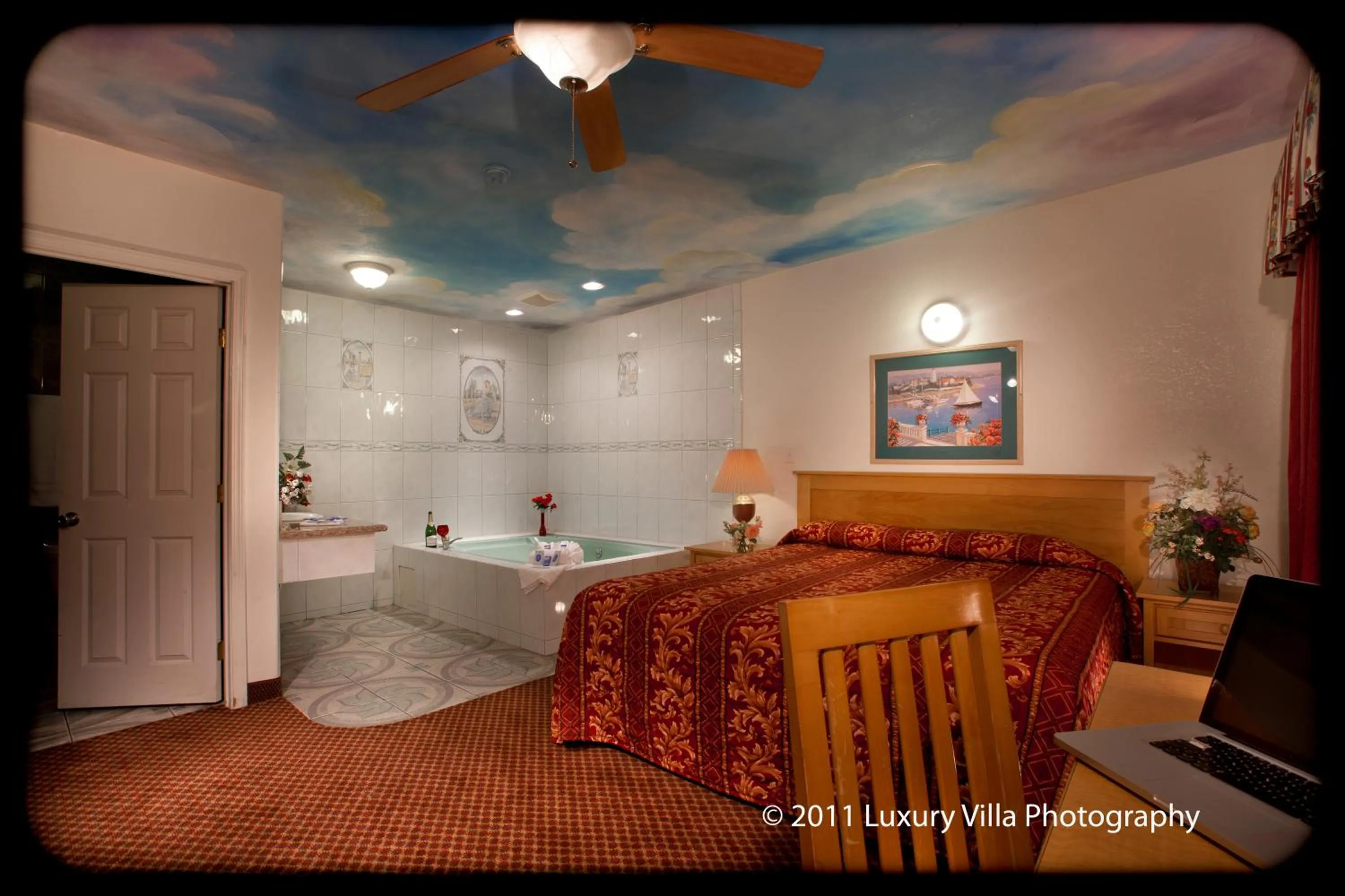 Bathroom, Bed in The Palace Inn