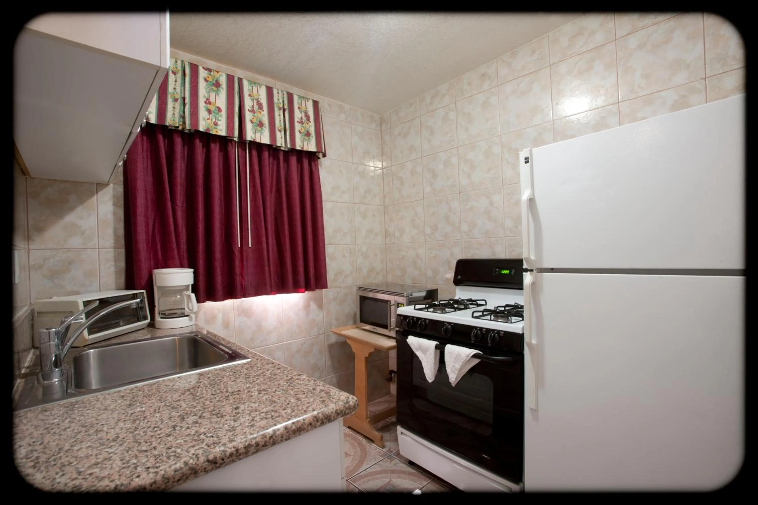 Kitchen or kitchenette, Bed in The Palace Inn