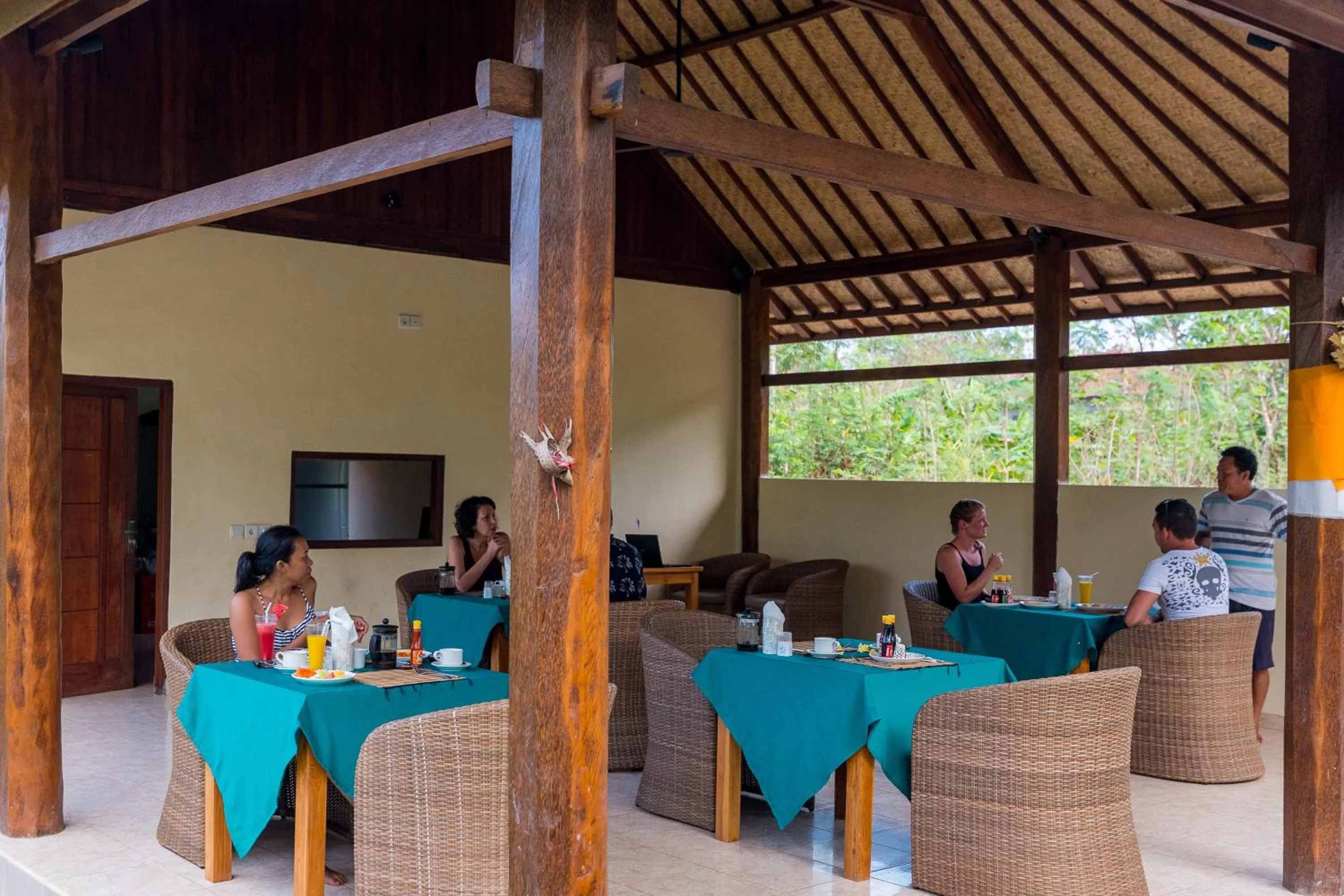 Restaurant/places to eat in Royal Retreat Villa's Lembongan
