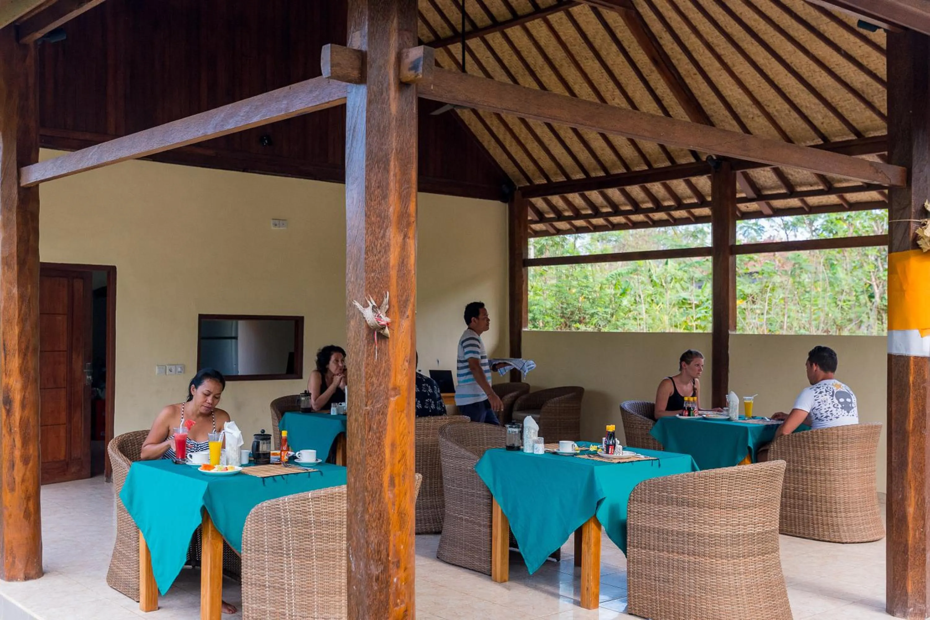 Restaurant/places to eat in Royal Retreat Villa's Lembongan