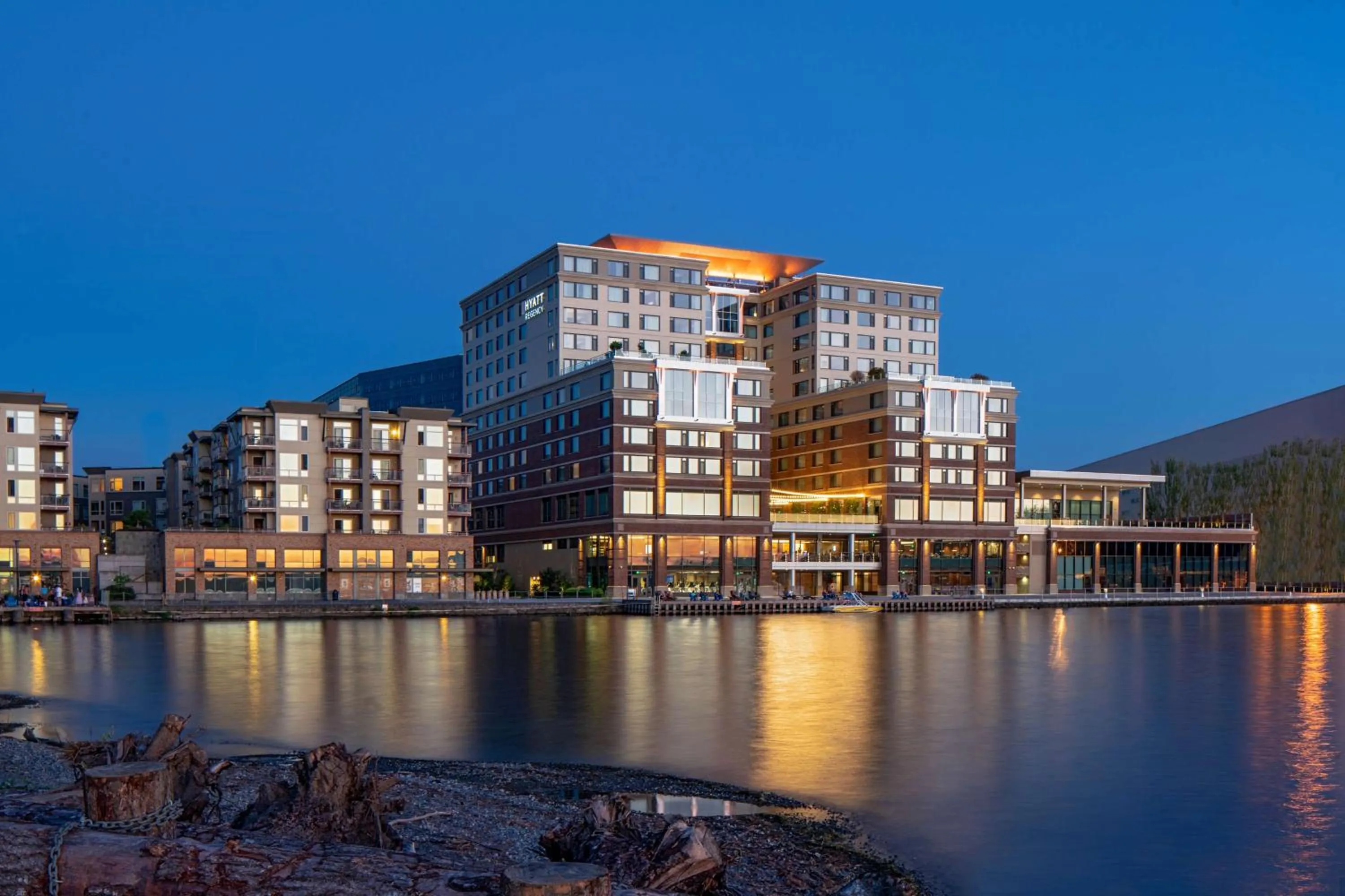 Property building in Hyatt Regency Lake Washington at Seattle's Southport