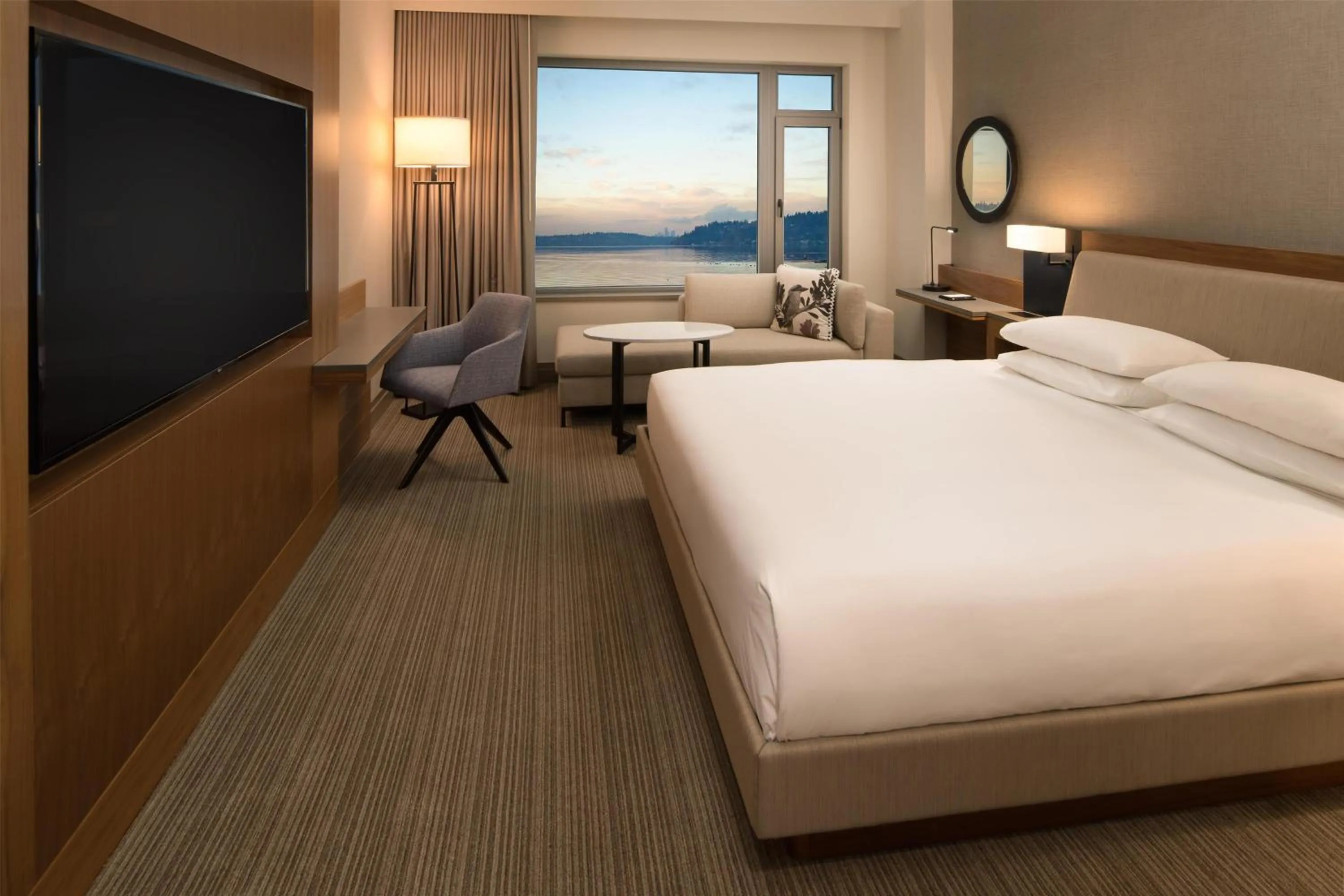 Bedroom, Bed in Hyatt Regency Lake Washington at Seattle's Southport