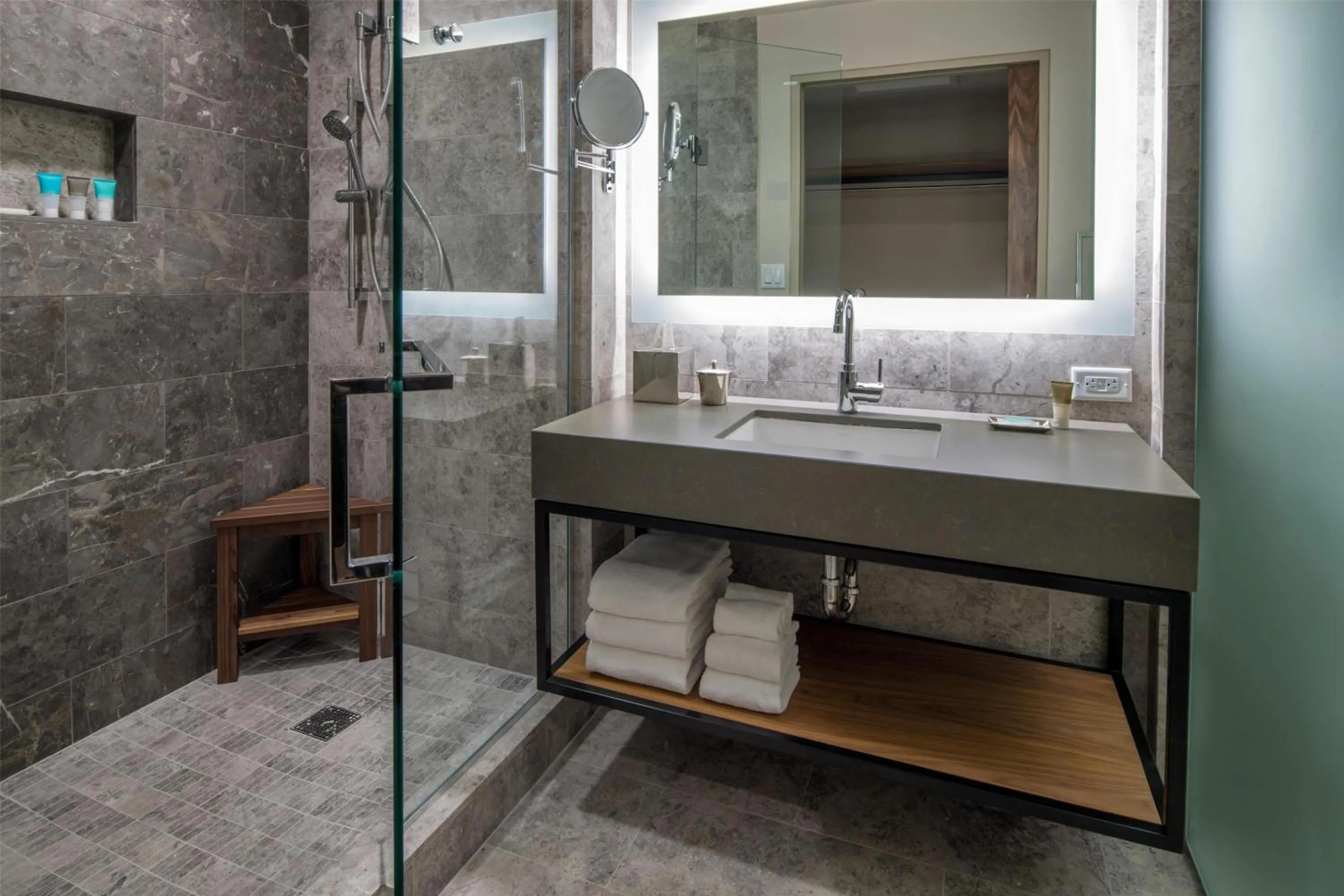 Bathroom in Hyatt Regency Lake Washington at Seattle's Southport