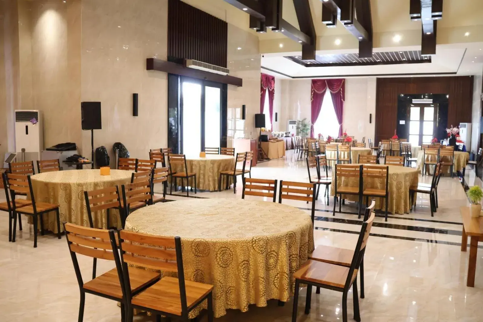 Restaurant/places to eat in Thong's Inn Hotel Kualanamu Restaurant/places to eat in Thong's Inn Hotel Kualanamu
