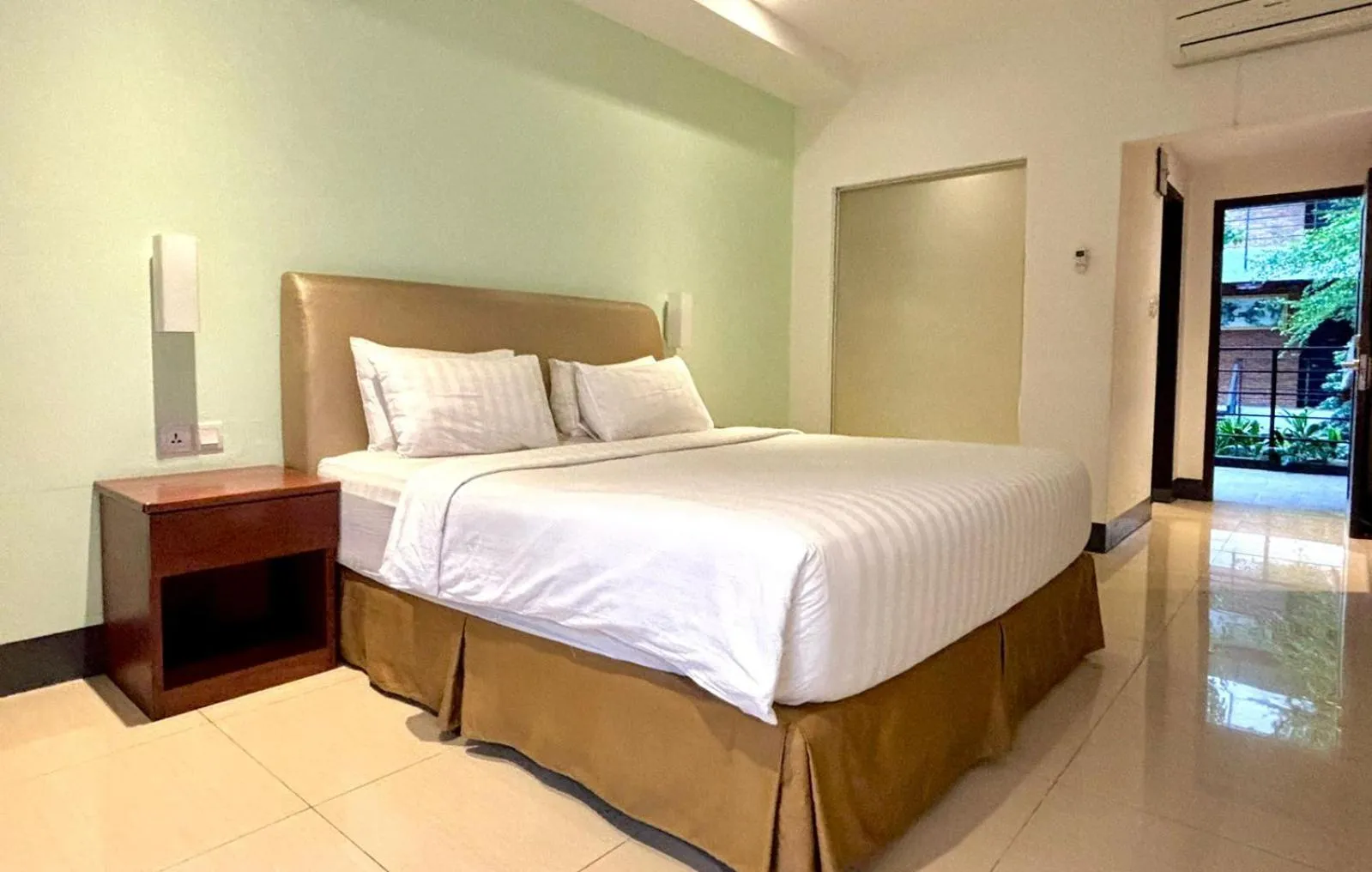 Bed in Thong's Inn Hotel Kualanamu